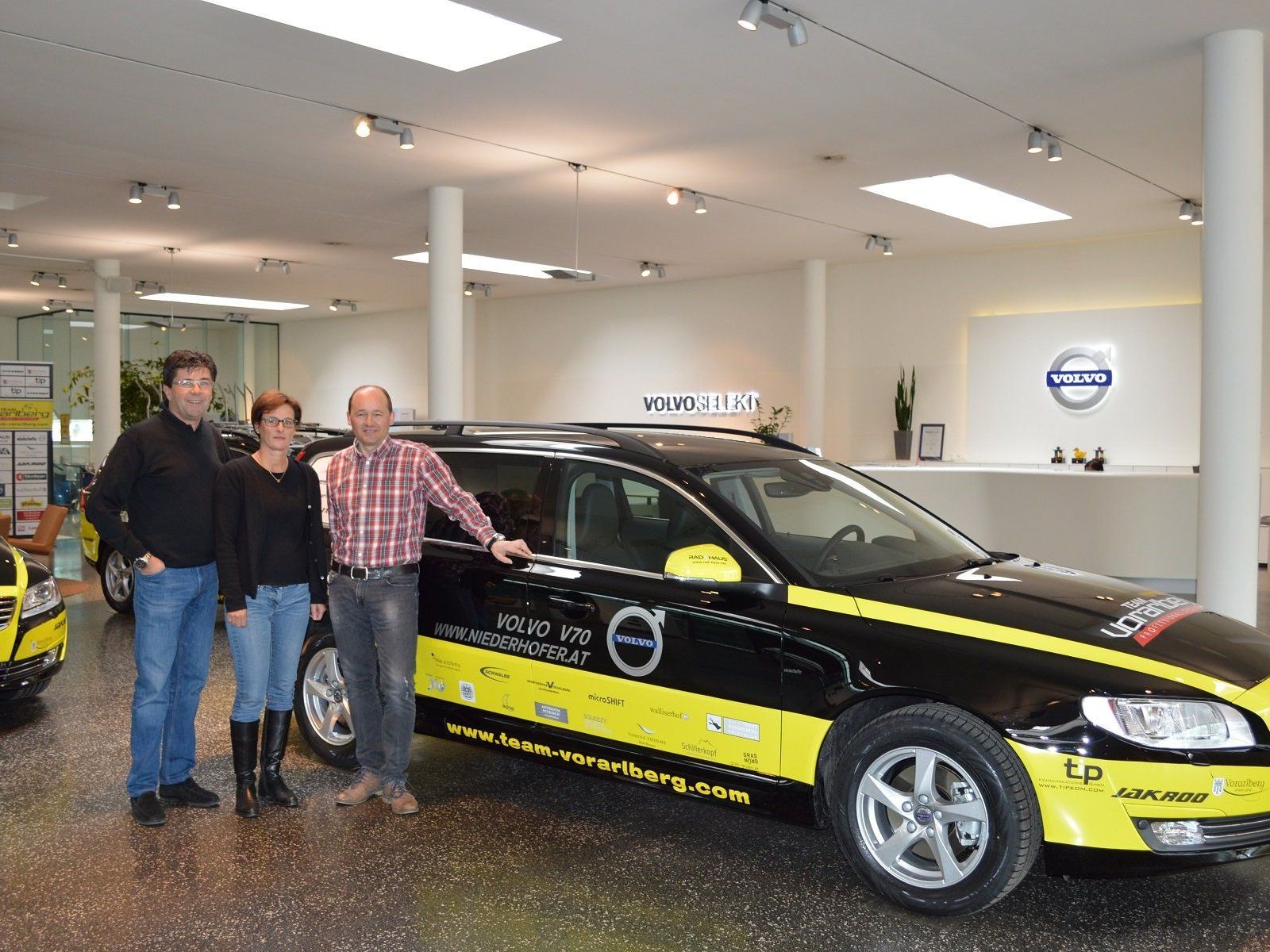Das Autohaus Niederhofer mit Sabine Wolf und Wolfgang Rother übergeben die PKW an Tom Kofler. Das Autohaus Niederhofer mit Sabine Wolf und Wolfgang Rother übergeben die PKW an Tom Kofler.