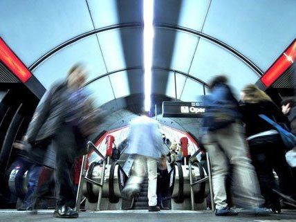 Wiener U-Bahnzug beschädigte Stromschiene - U1 eingleisig unterwegs