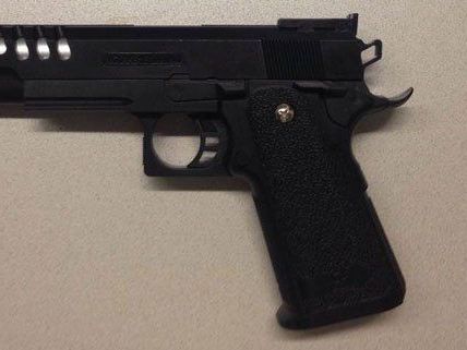 Mit dieser Waffe hat ein Passant einen Polizisten bedroht. Mit dieser Waffe hat ein Passant einen Polizisten bedroht.