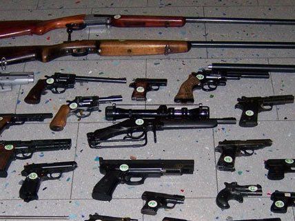Diese Waffen und viele weitere wurden von der Polizei sichergestellt. Diese Waffen und viele weitere wurden von der Polizei sichergestellt.