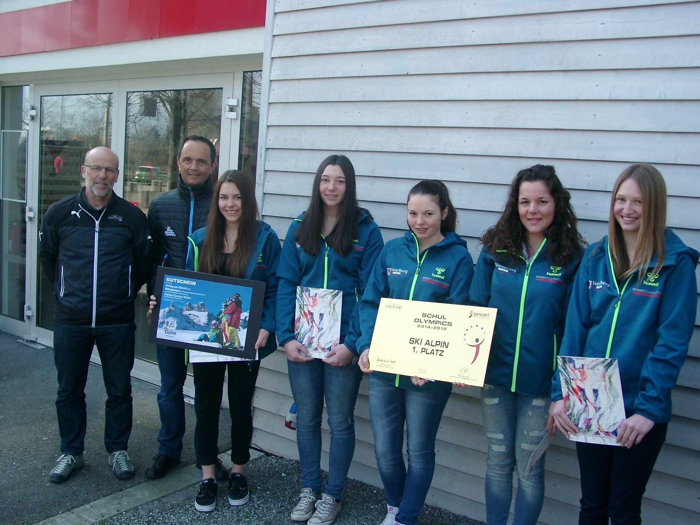 Conny Berchtold und Hannes Jochum gratulierten den fünf Schülerinnen zur Goldmedaille. Conny Berchtold und Hannes Jochum gratulierten den fünf Schülerinnen zur Goldmedaille.