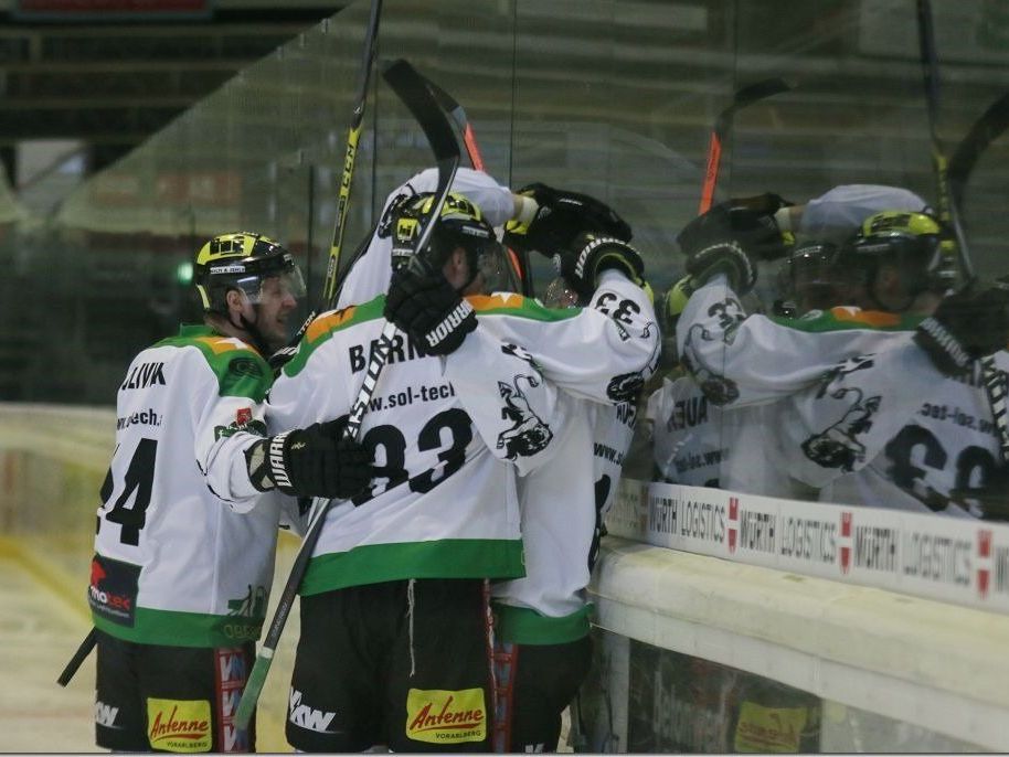 Jubelstimmung beim EHC Lustenau nach dem zweiten Sieg im Halbfinale. Jubelstimmung beim EHC Lustenau nach dem zweiten Sieg im Halbfinale.