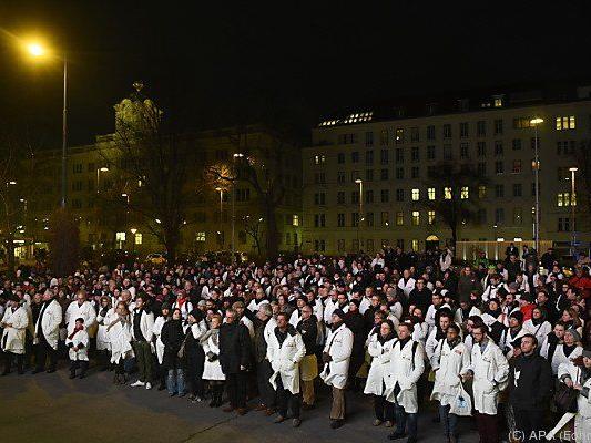 Jede Menge weiße Kittel auf dem Friedrich Schmidt-Platz in Wien