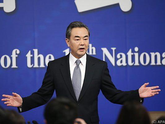 Außenminister Wang Yi verteidigt Aufbau von umstrittenen Inseln