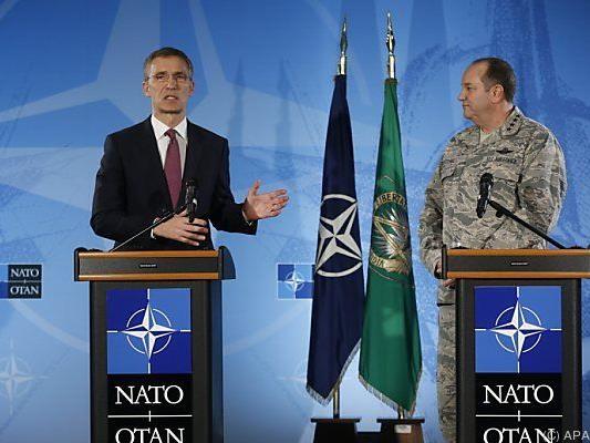 NATO-Generalsekretär Stoltenberg (l.) befürchtet neue Offensive