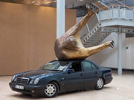 Mit Mercedes-Installation in der Volkswagen-Stadt Mit Mercedes-Installation in der Volkswagen-Stadt