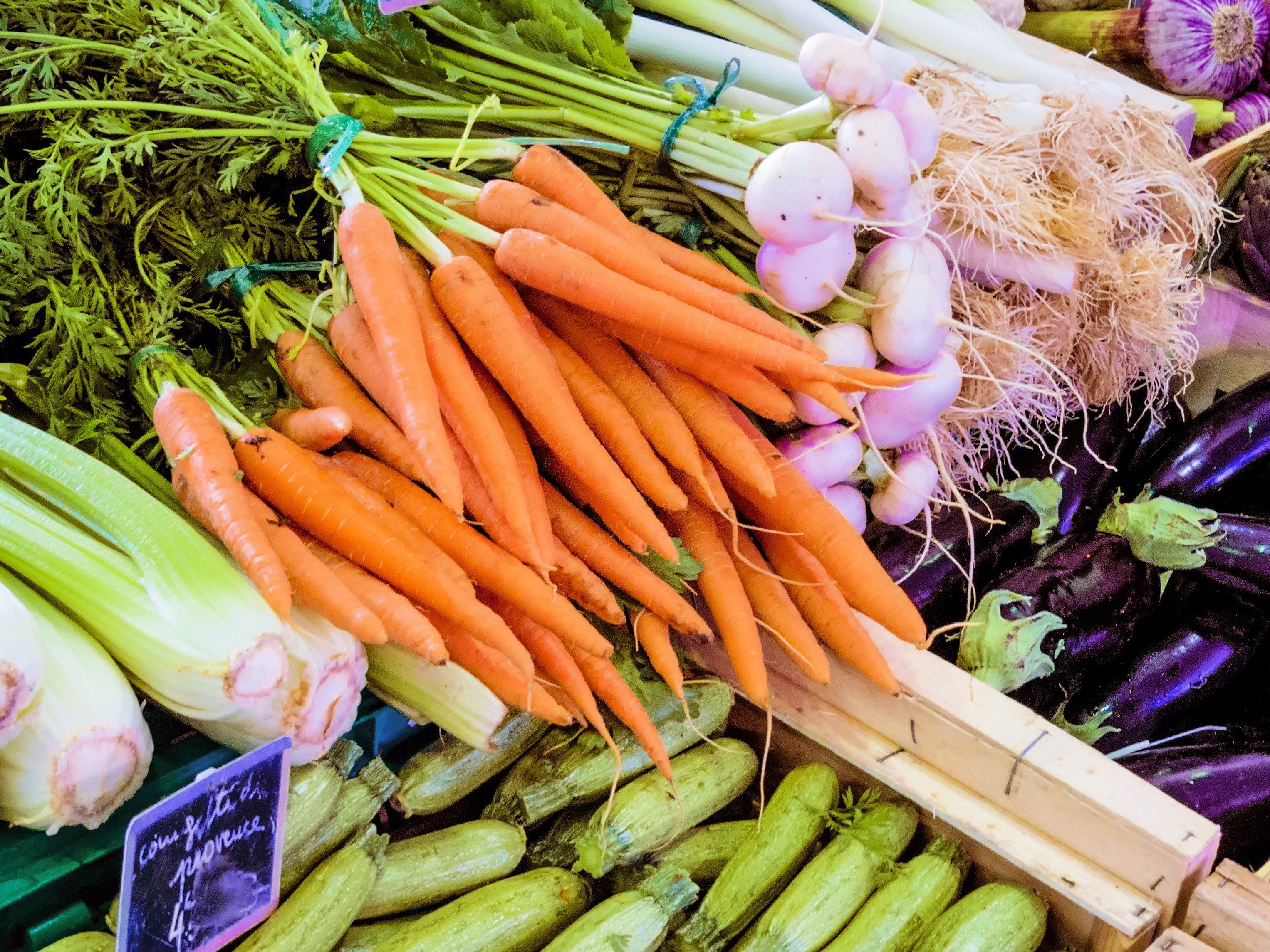 Saisonales Obst und Gemüse schmeckt nicht nur gut, sondern kann auch beim Sparen helfen.