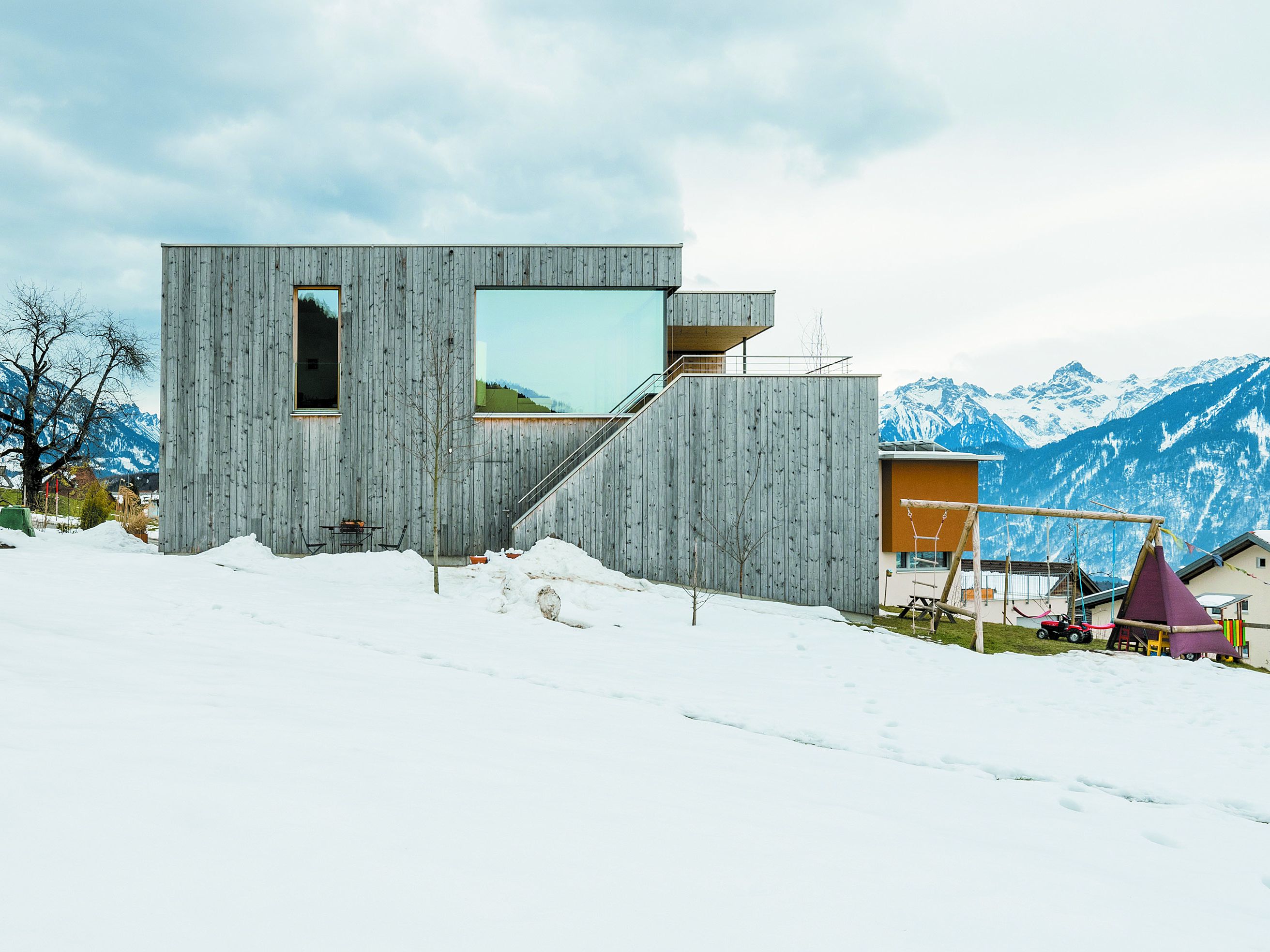 Bewusste Ausrichtung: Ein Wohnhaus in Düns ermöglicht die verstärkte Wahrnehmung der Natur. Bewusste Ausrichtung: Ein Wohnhaus in Düns ermöglicht die verstärkte Wahrnehmung der Natur.