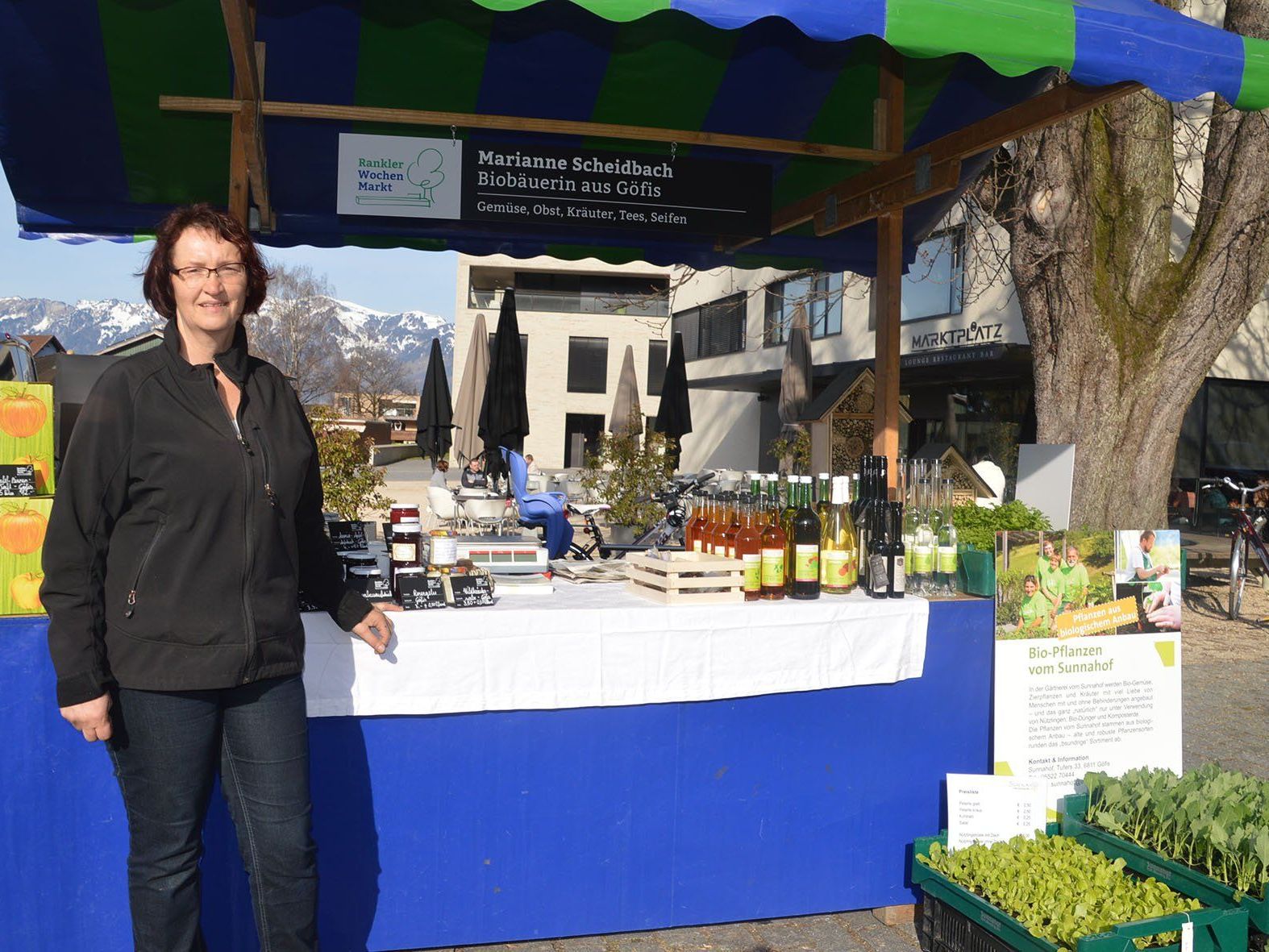 Die neue Marktfahrerin Biobäuerin Marianne Scheidbach freut sich über zahlreiche Besucher. Die neue Marktfahrerin Biobäuerin Marianne Scheidbach freut sich über zahlreiche Besucher.