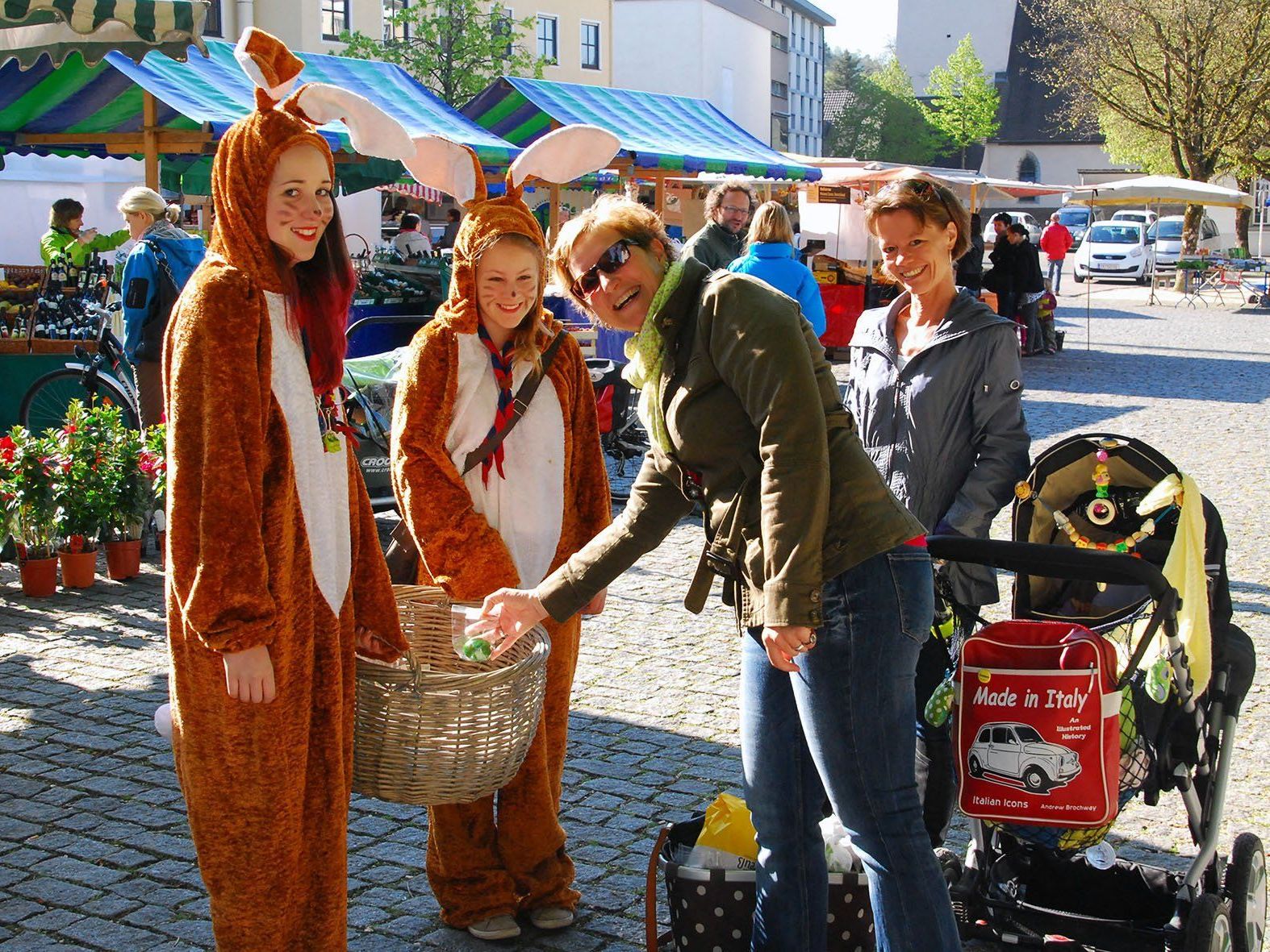 Am 01. April sind die Osterhasen auf dem Wochenmarkt unterwegs. Am 01. April sind die Osterhasen auf dem Wochenmarkt unterwegs.