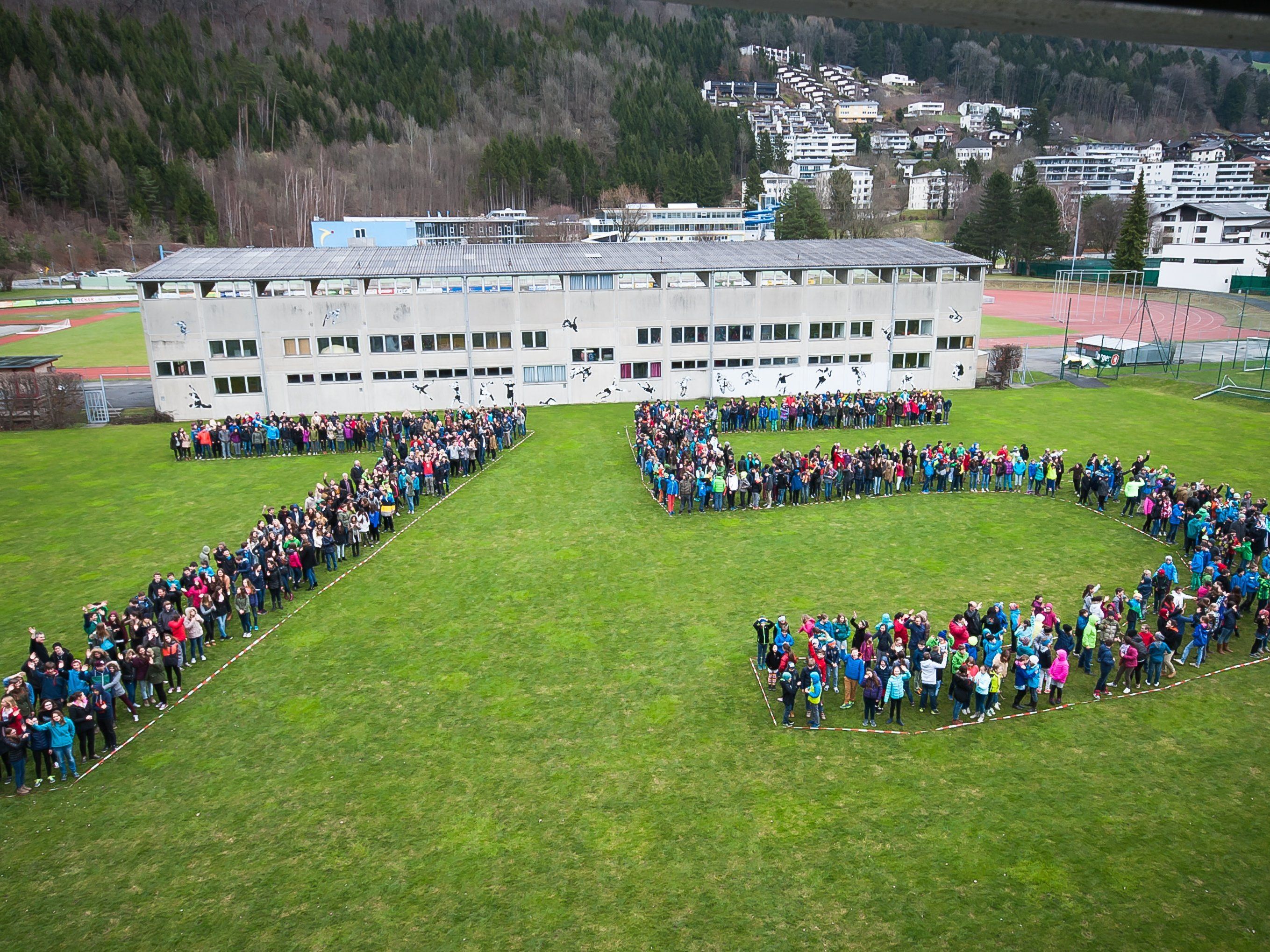 Alle 1.000 Menschen, die täglich im Gymnasium Bludenz ein und aus gehen, formierten gemeinsam die Zahl 75. Alle 1.000 Menschen, die täglich im Gymnasium Bludenz ein und aus gehen, formierten gemeinsam die Zahl 75.