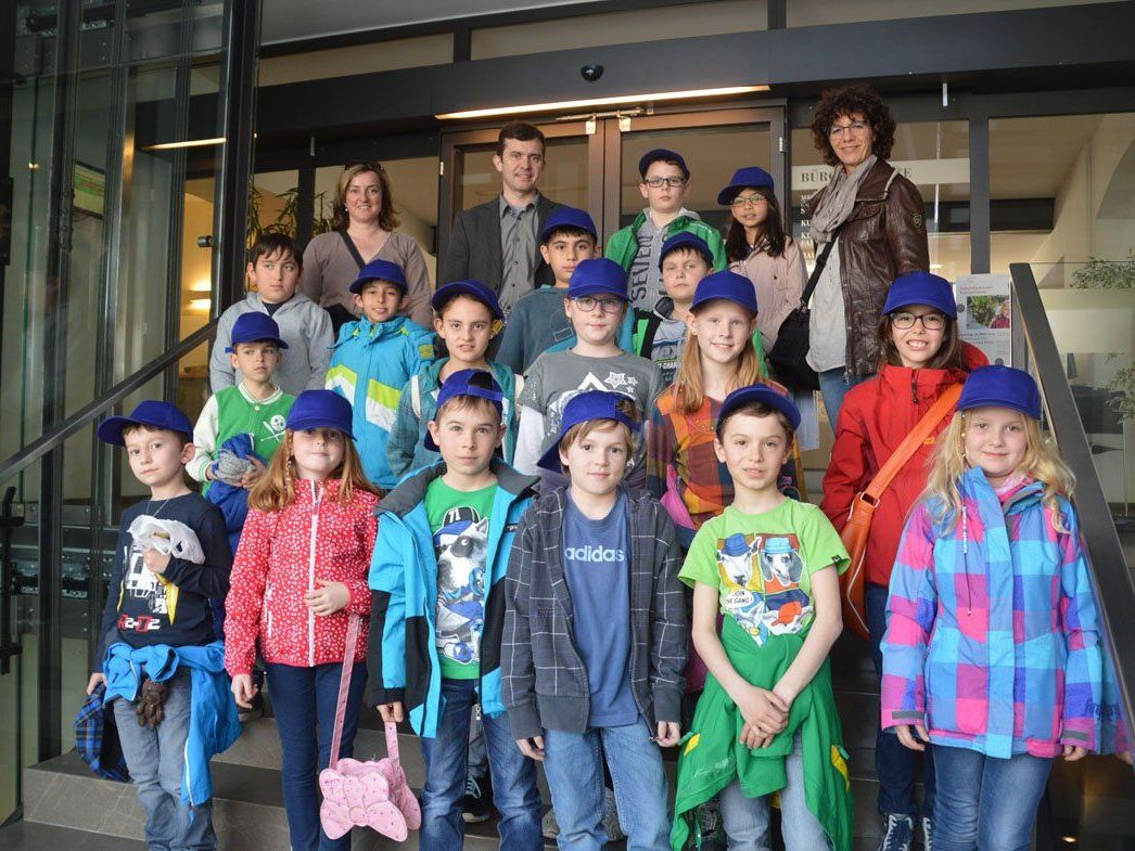 Die Klasse 3a der Volksschule Montfort mit Bürgermeister Martin Summer und den Begleiterinnen Helene Wille und Iris Krug Die Klasse 3a der Volksschule Montfort mit Bürgermeister Martin Summer und den Begleiterinnen Helene Wille und Iris Krug