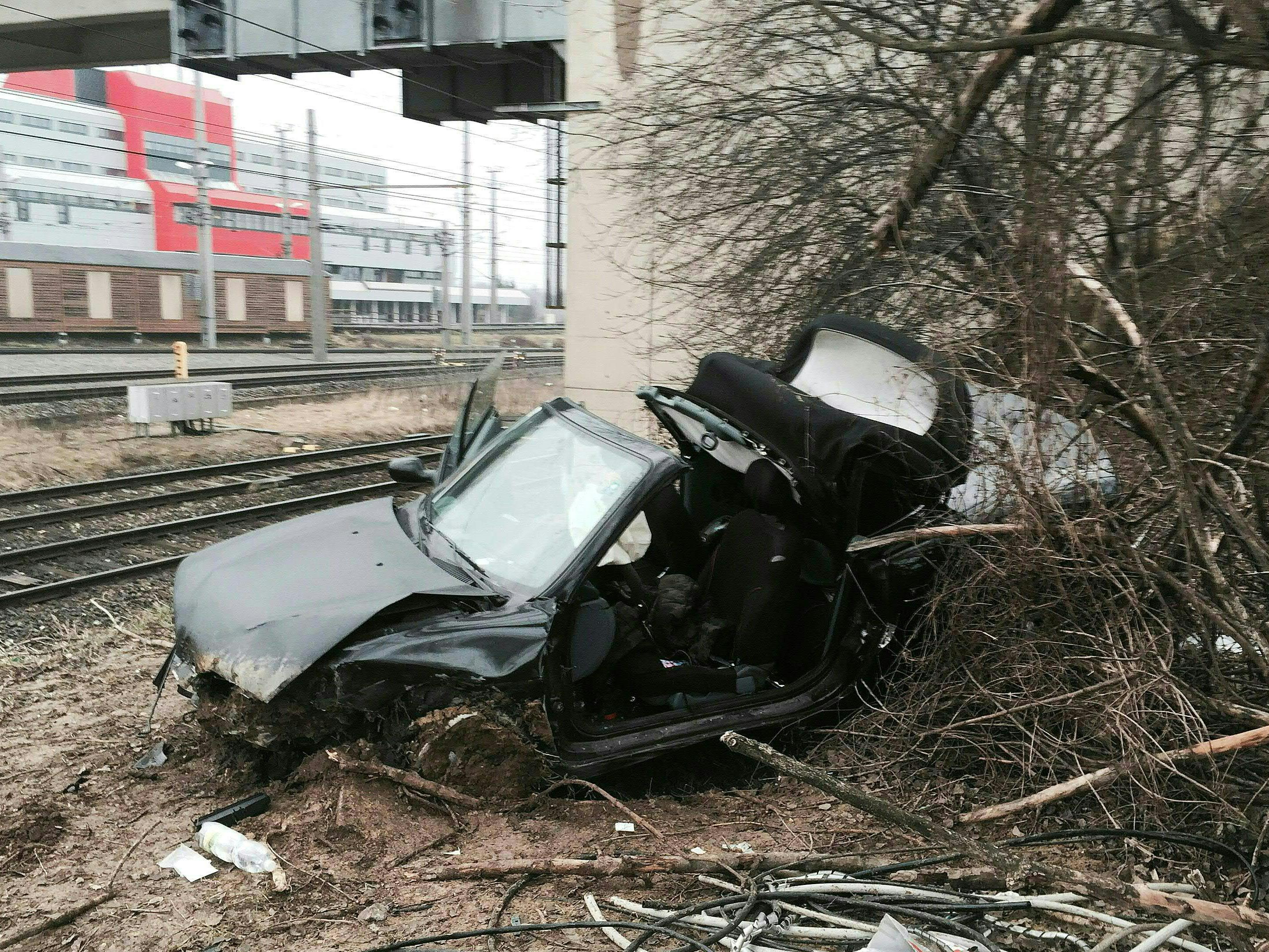 Eine Autolenkerin ist am Sonntag, 15. März 2015, bei einem 15-Meter-Absturz in Wien-Simmering schwer verletzt worden