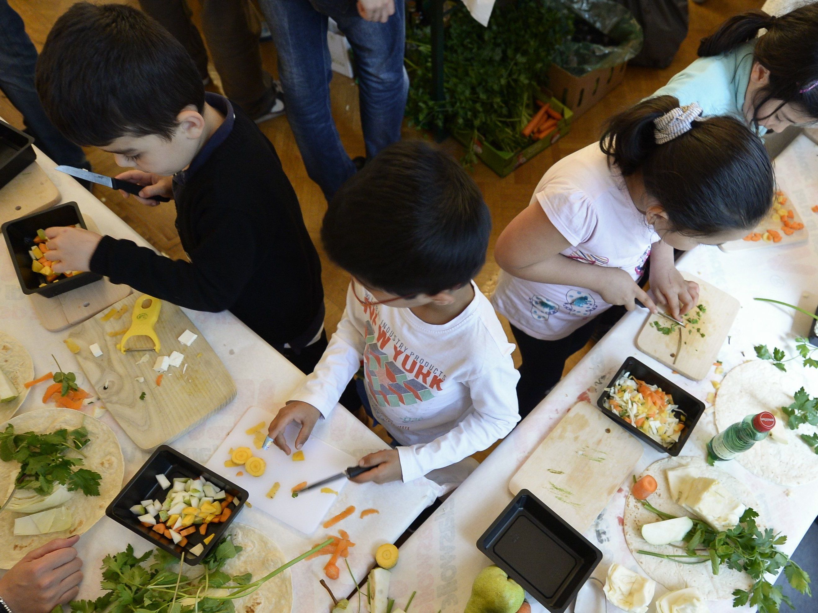 In England wird Kindern unter 14 Jahren Kochen unterrichtet. In England wird Kindern unter 14 Jahren Kochen unterrichtet.