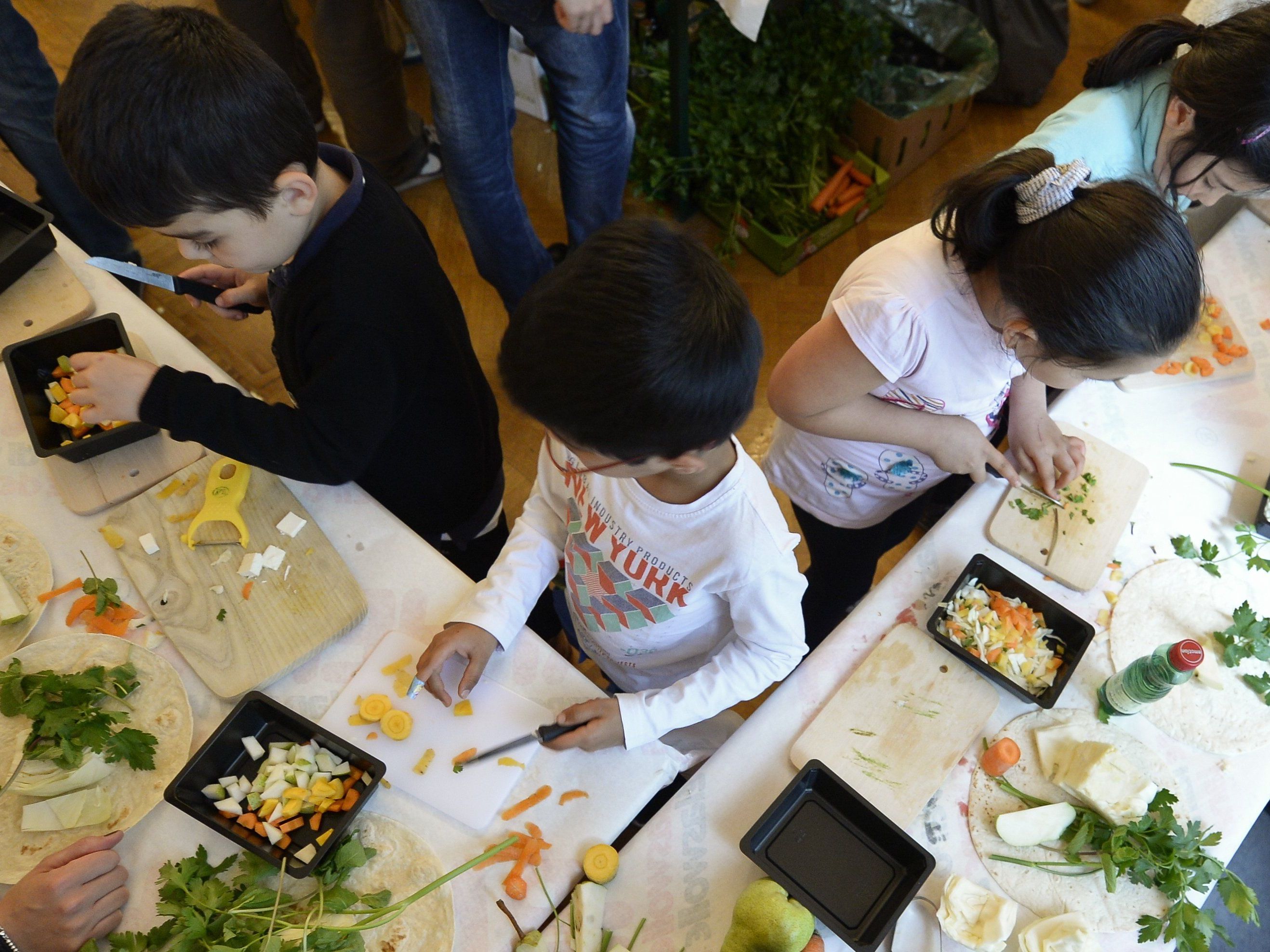 In England wird Kindern unter 14 Jahren Kochen unterrichtet.