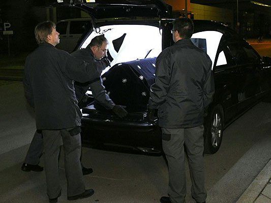 Abtransport der Leiche nach der Messer-Attacke in Liesing Abtransport der Leiche nach der Messer-Attacke in Liesing