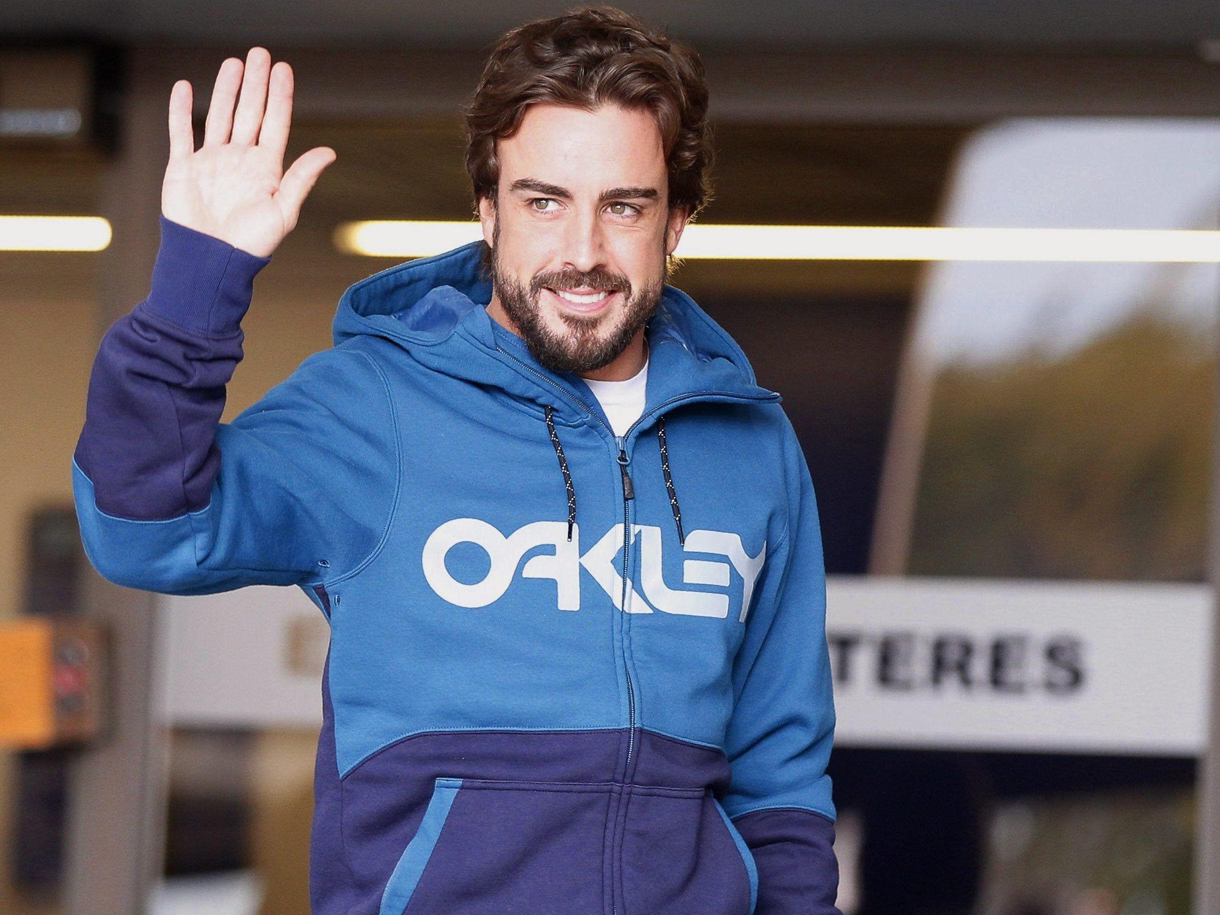 Alonso beim Verlassen des Krankenhauses in Barcelona.