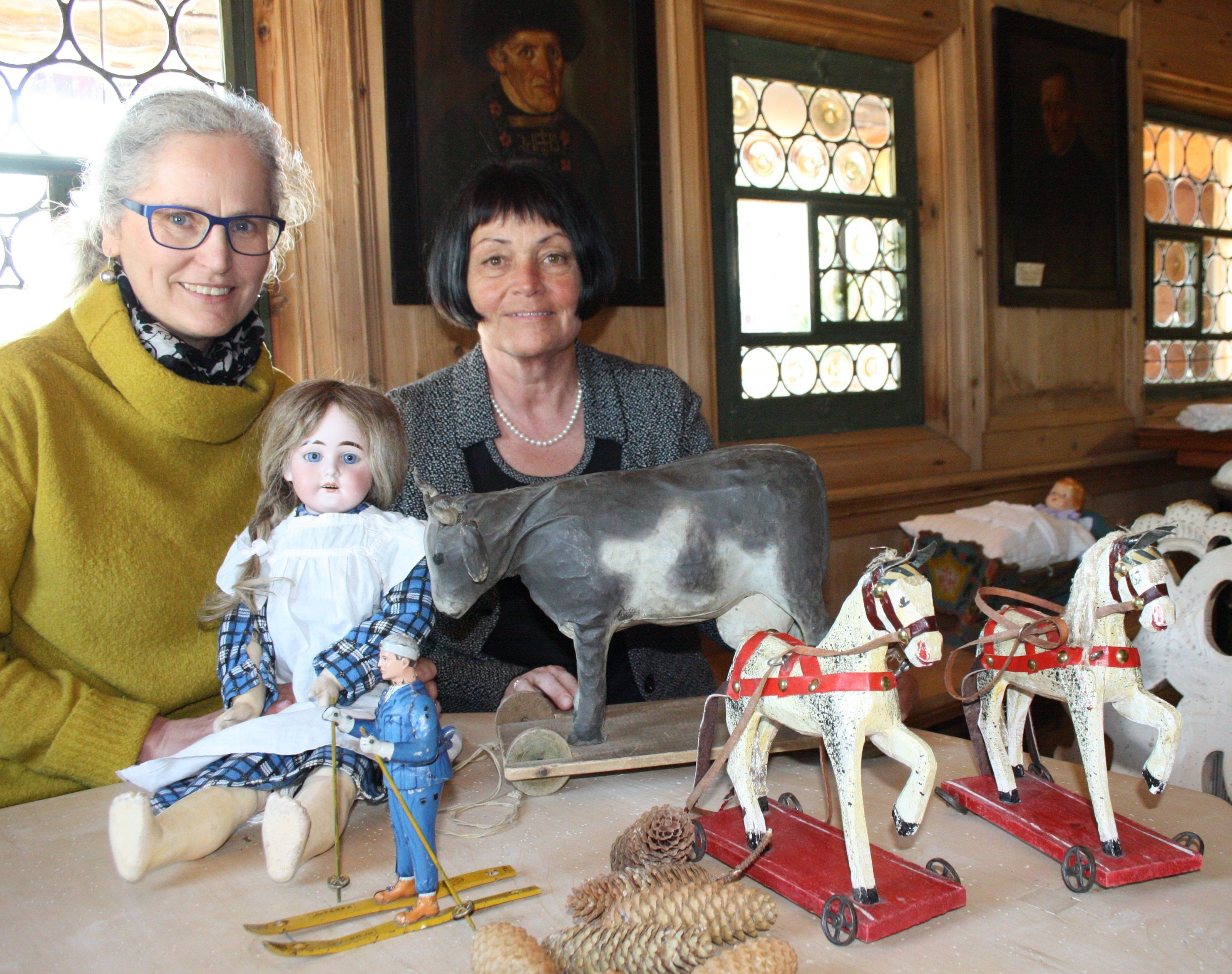 Annelies Nigsch und Brigitte Metzler freuen sich auf die Ausstellungseröffnung. Annelies Nigsch und Brigitte Metzler freuen sich auf die Ausstellungseröffnung.