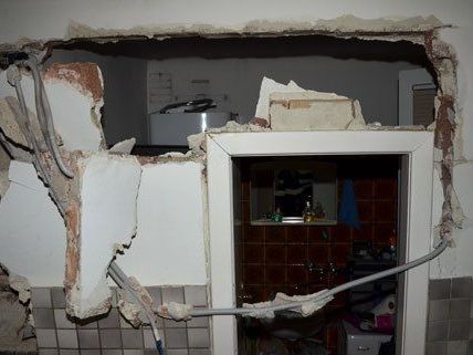 Die stark demolierte Wand lässt die heftige Reaktion erahnen. Die stark demolierte Wand lässt die heftige Reaktion erahnen.