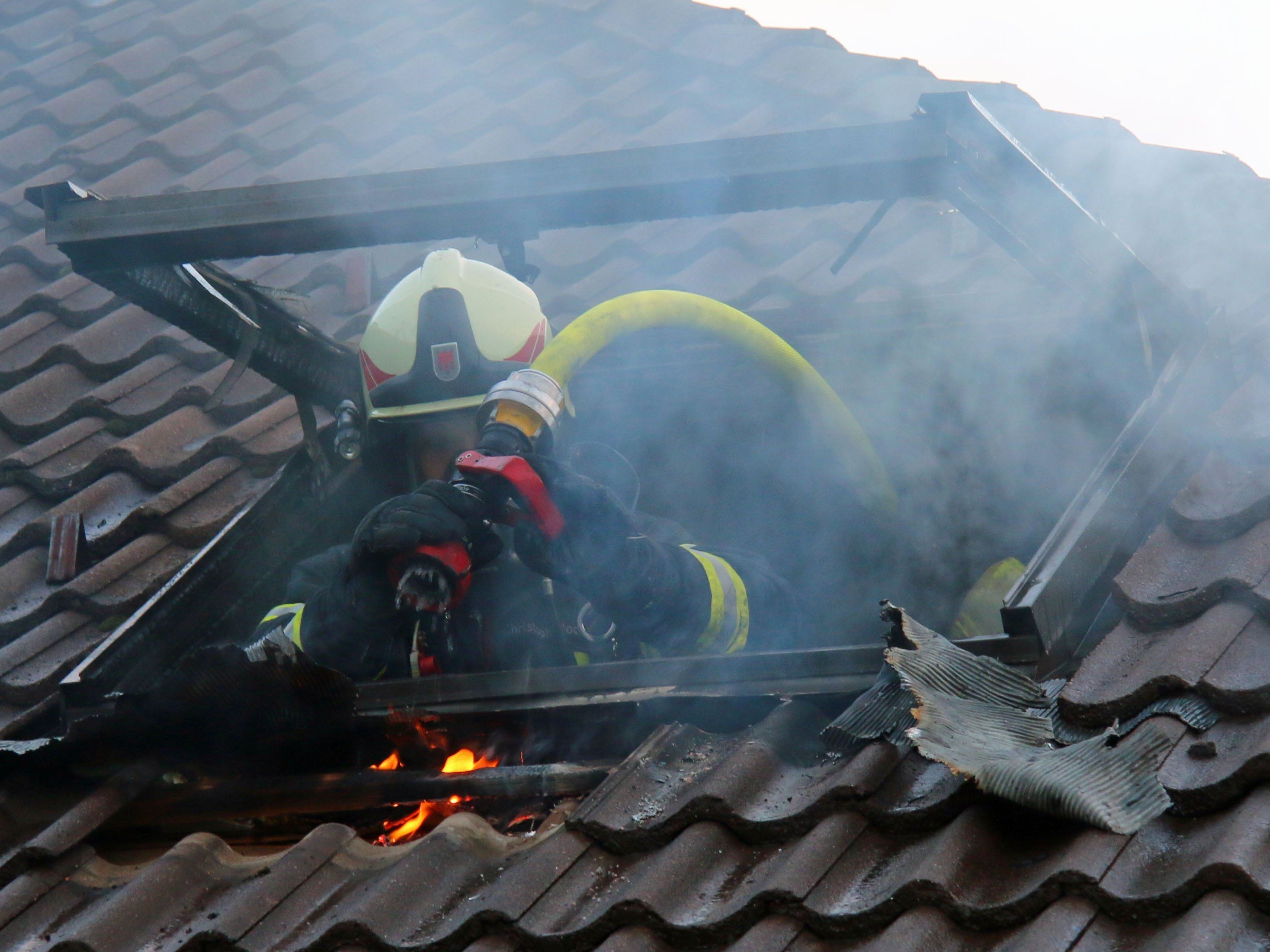 Die Feuerwehr hatte das Feuer rasch unter Kontrolle. Die Feuerwehr hatte das Feuer rasch unter Kontrolle.
