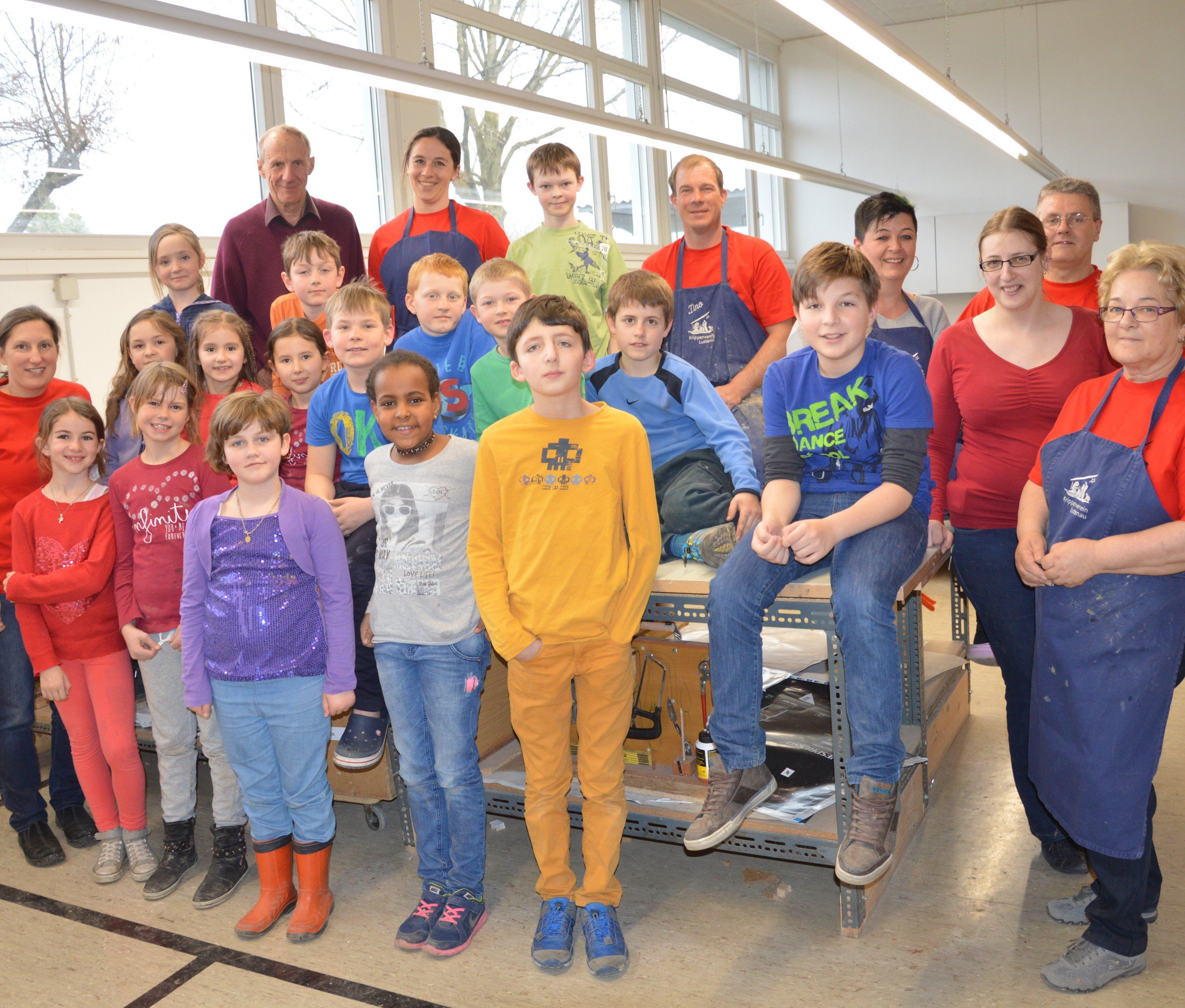 Schulkinder absolvieren einen Krippenkurs Schulkinder absolvieren einen Krippenkurs