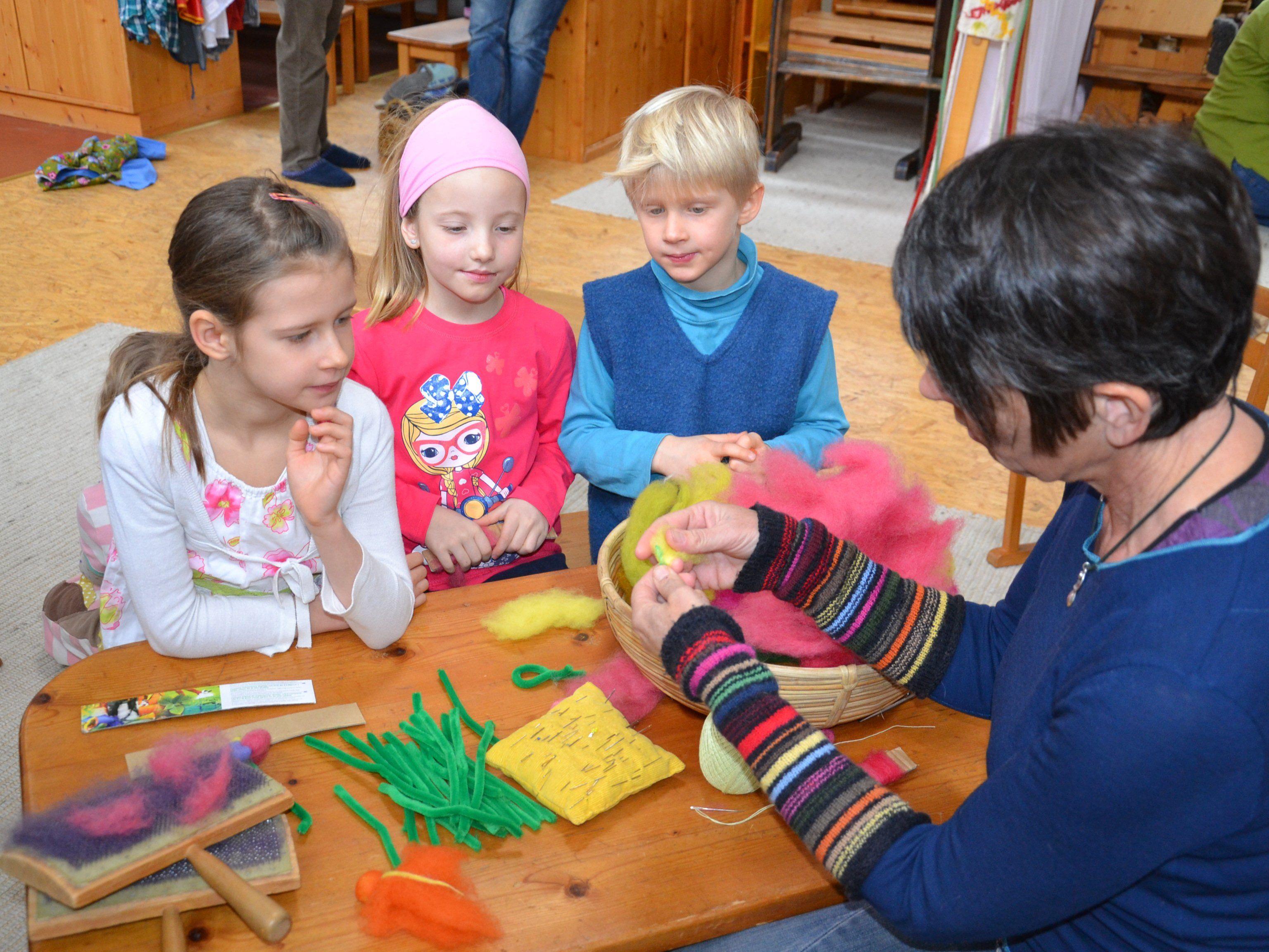Die Kinder zeigten großes Interesse beim Herstellen der Blumen aus Filzwolle....