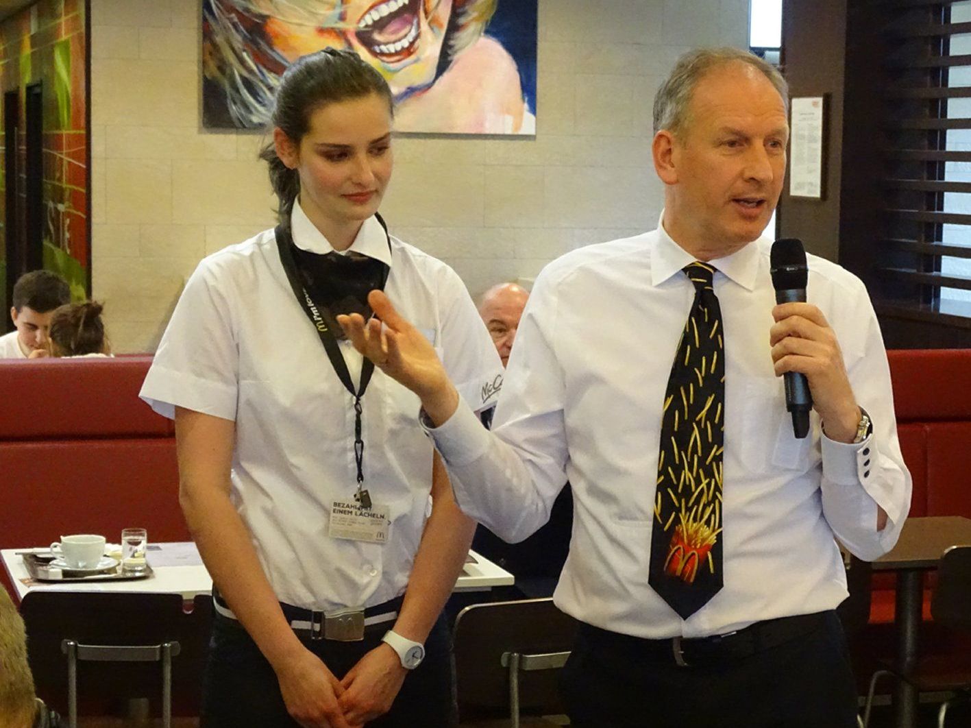 Loek Versluis und Gäste-Managerin Annika van Rooijen erläuterten das neue Bestellsystem. Loek Versluis und Gäste-Managerin Annika van Rooijen erläuterten das neue Bestellsystem.