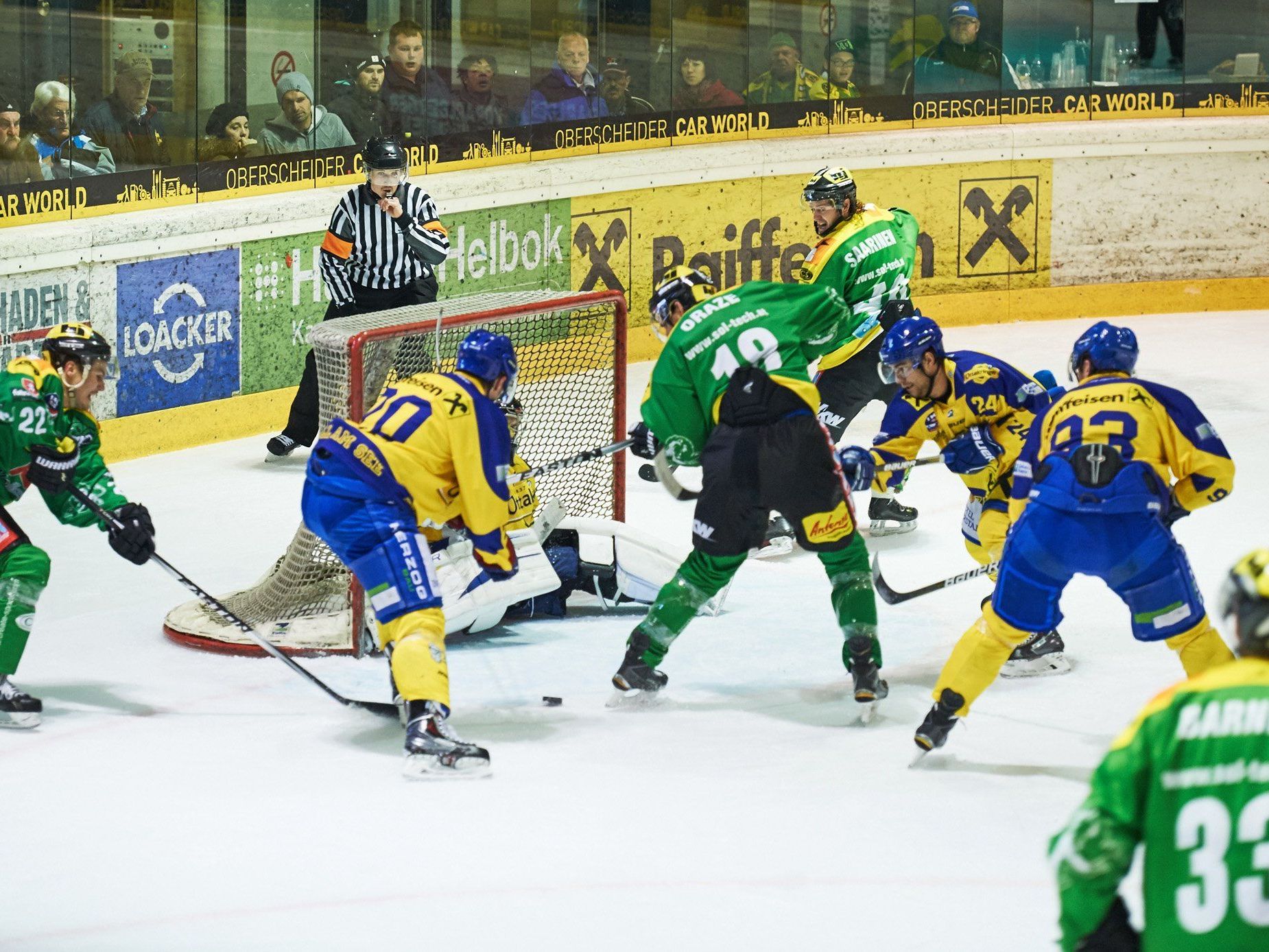 Grün-Gelb ist die Modefarbe in der Rheinhalle auch im Halbfinale gegen Zell am See Grün-Gelb ist die Modefarbe in der Rheinhalle auch im Halbfinale gegen Zell am See