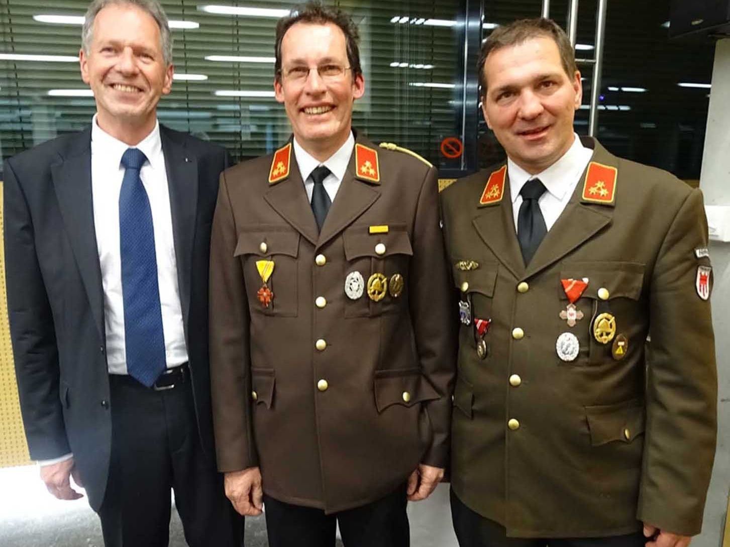 BBgm. Richard Amann mit dem neuen und alten Kommandanten, Andreas Vogel und Robert Franz (v.l.) BBgm. Richard Amann mit dem neuen und alten Kommandanten, Andreas Vogel und Robert Franz (v.l.)
