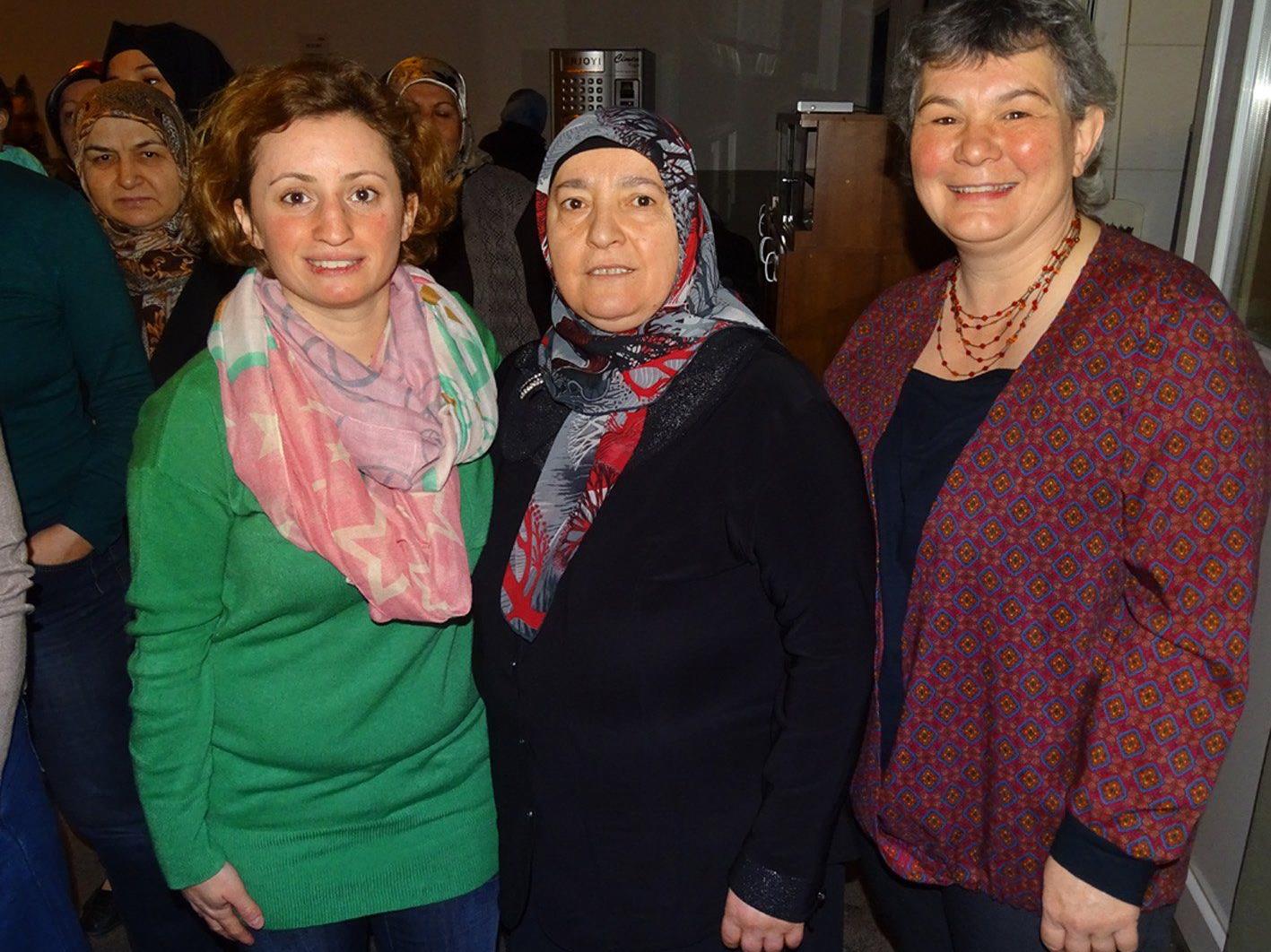 Senay Öztürk, ATIB-Obfrau Ünal Münever und Sabine Reis (v.l) organisierten das Frauenfrühstück.