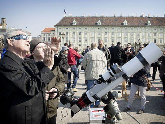 Bundespräsident Heinz Fischer betrachtet die partielle Sonnenfinsternis am Heldenplatz