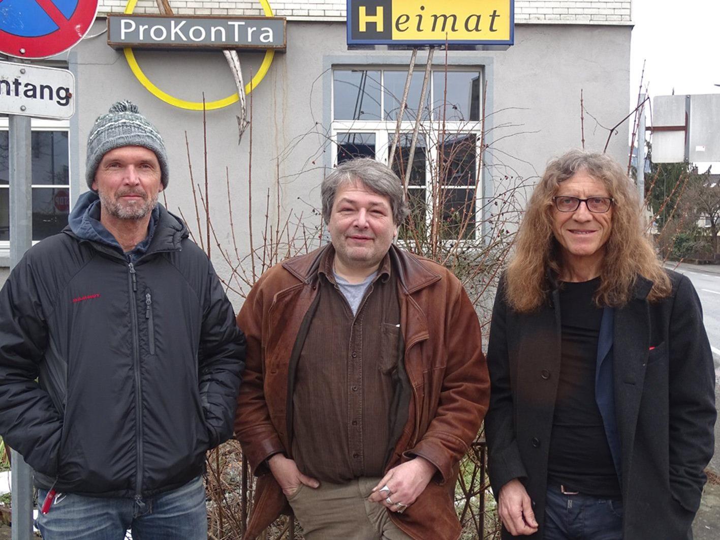 Dietmar Walser, Günther Blenke und StR. Bernhard Amann (v.l.) vor der „Heimat“-Skulptur beim ProKonTra.