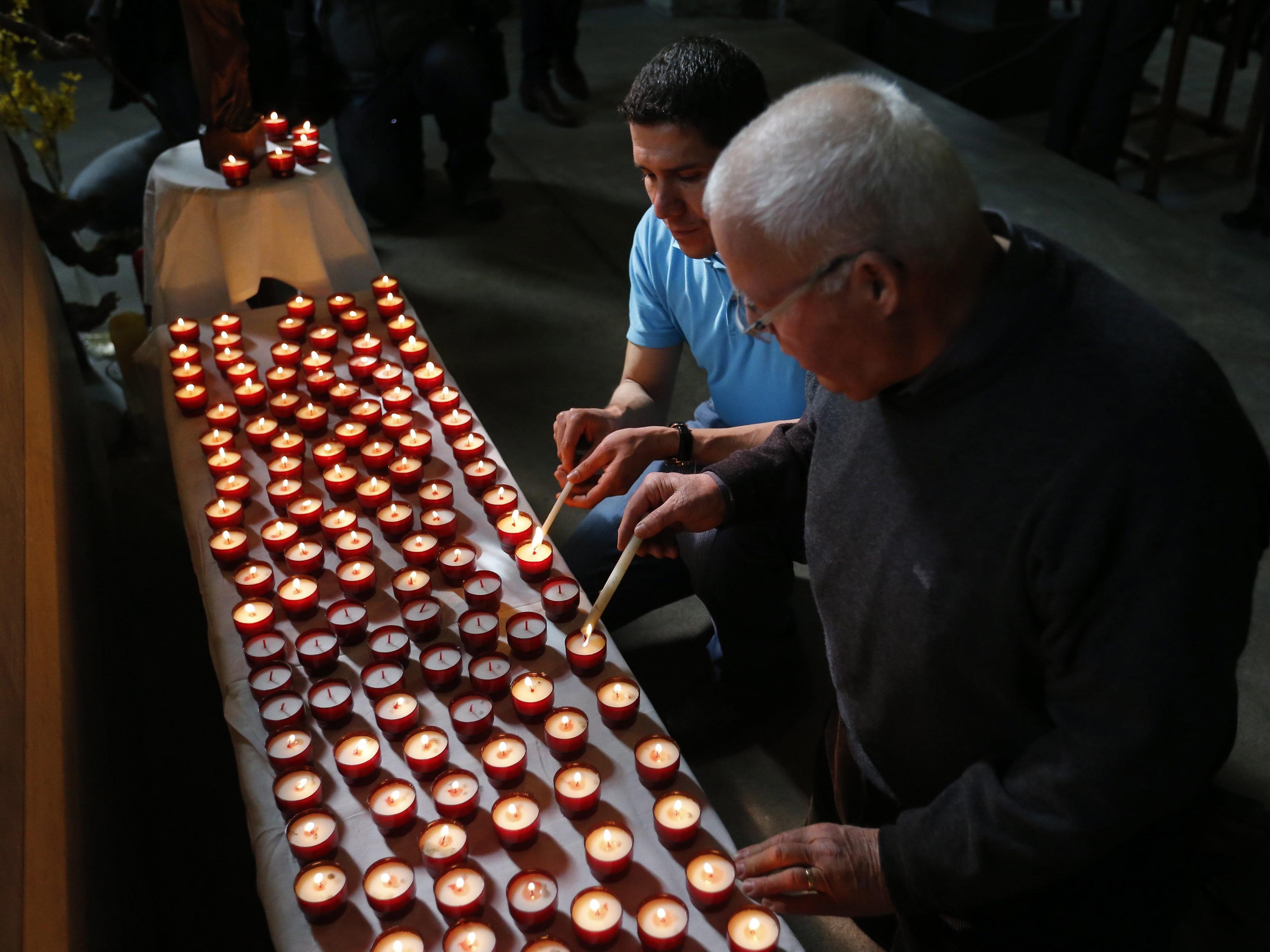 150 Kerzen zur Erinnerung an Opfer.