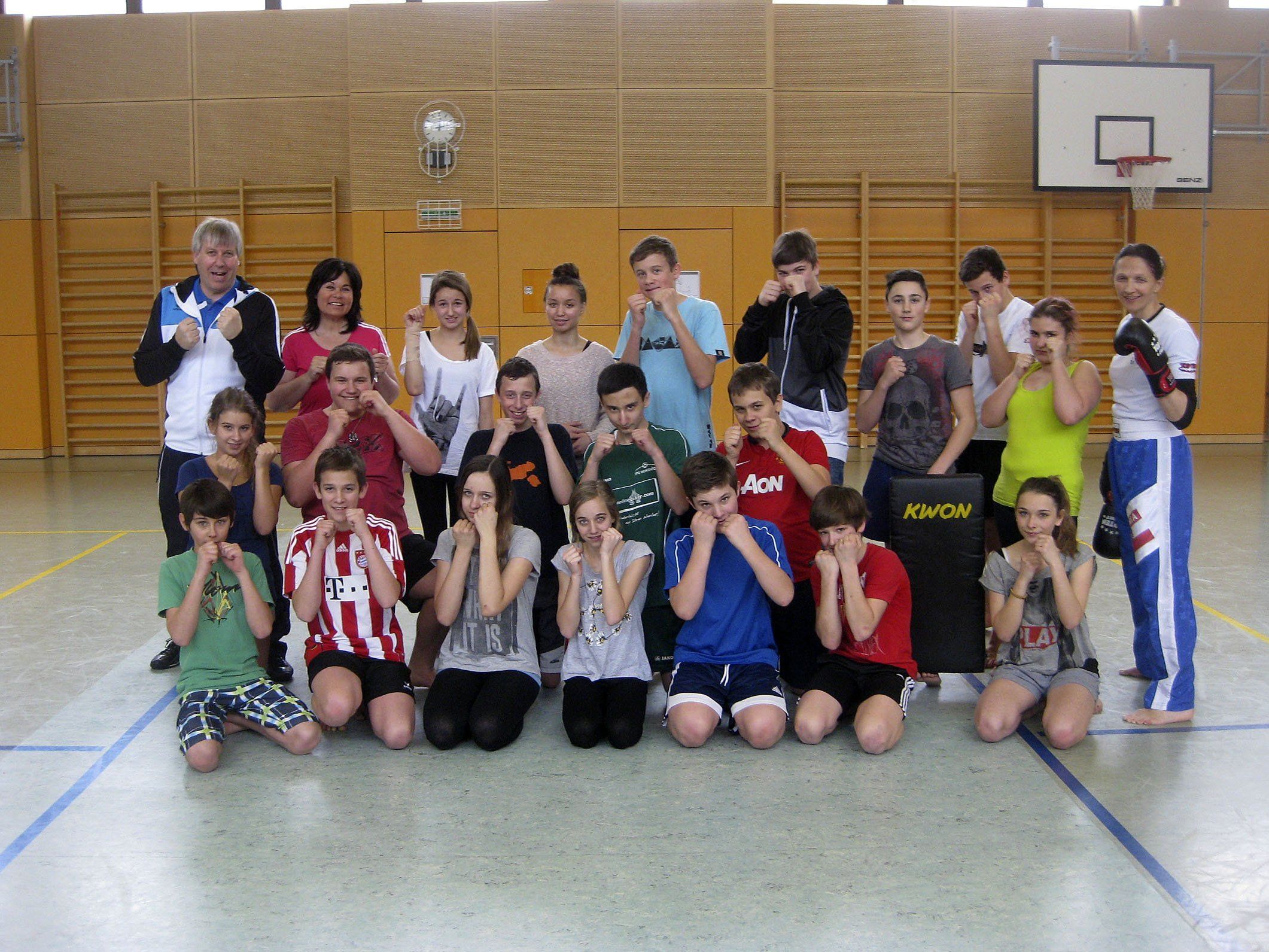 Die 4c der Mittelschule Schruns-Grüt freute sich über den Besuch von Kickbox-Weltmeisterin Bianca Ammann-Loretz. Die 4c der Mittelschule Schruns-Grüt freute sich über den Besuch von Kickbox-Weltmeisterin Bianca Ammann-Loretz.