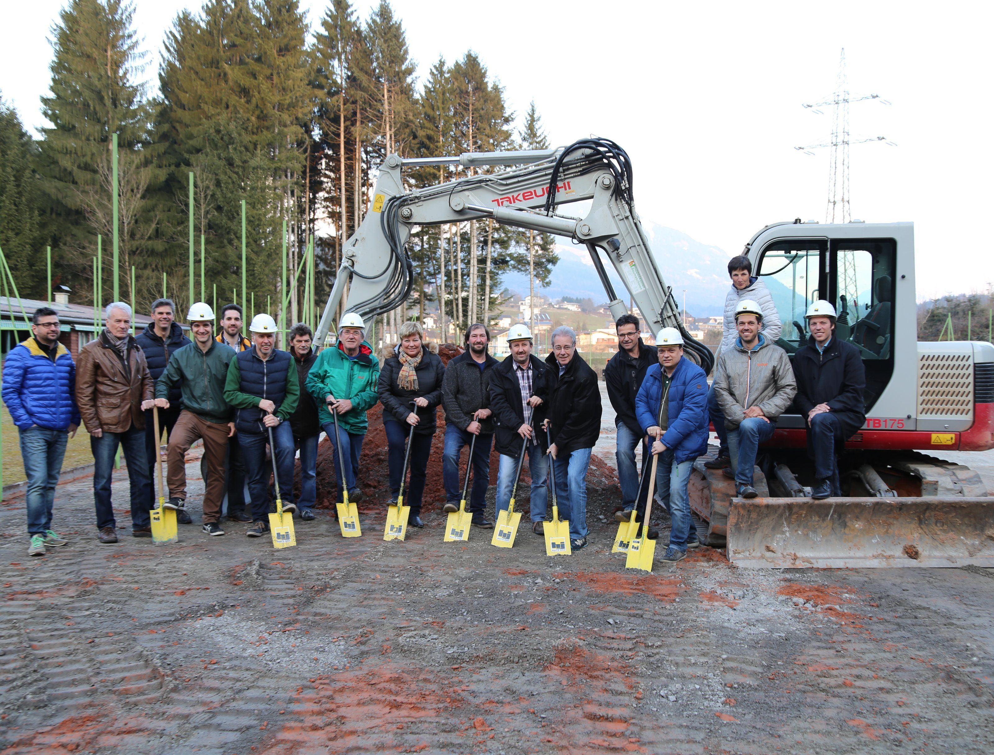 Der Boden wurde bereits abgetragen: Bauleitung und Projektbeteiligte beim Spatenstich. Der Boden wurde bereits abgetragen: Bauleitung und Projektbeteiligte beim Spatenstich.