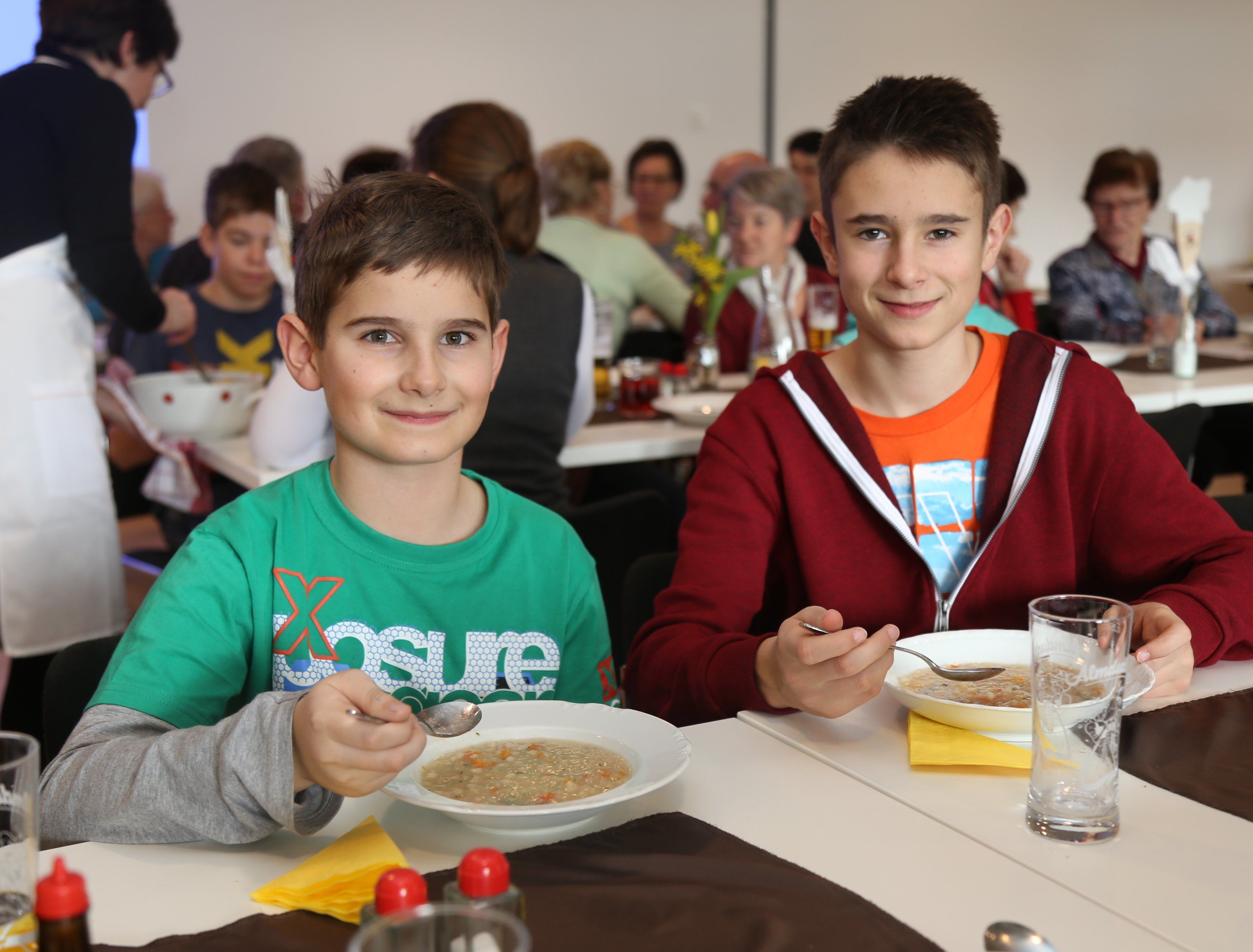 Schlemmen für den guten Zweck: Damian und Valentin genossen ihre warme Speise im Carl-Lampert-Saal. Schlemmen für den guten Zweck: Damian und Valentin genossen ihre warme Speise im Carl-Lampert-Saal.