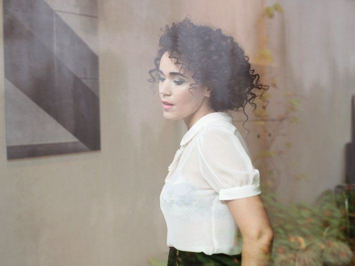 Eine märchenhafte und verträumte Note zeichnet die Musik der belgischen Sängerin Sarah Ferri aus. Die mehrfach ausgezeichnete Stimmkünstlerin gastiert am Samstag, den 30. Mai, auf der Emsiana. Eine märchenhafte und verträumte Note zeichnet die Musik der belgischen Sängerin Sarah Ferri aus. Die mehrfach ausgezeichnete Stimmkünstlerin gastiert am Samstag, den 30. Mai, auf der Emsiana.