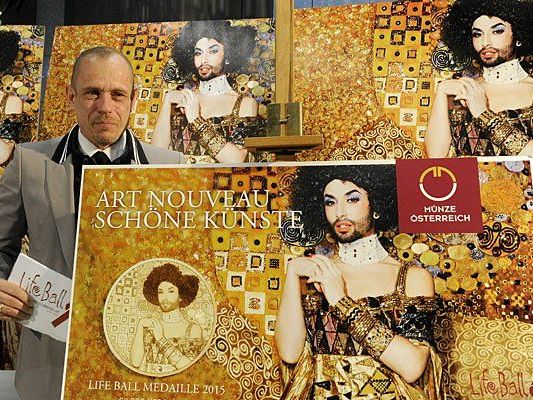 Life Ball-Organisator Gery Keszler mit dem Life Ball Poster: Conchita Wurst als Gustav Klimts "Goldene Adele" Life Ball-Organisator Gery Keszler mit dem Life Ball Poster: Conchita Wurst als Gustav Klimts "Goldene Adele"