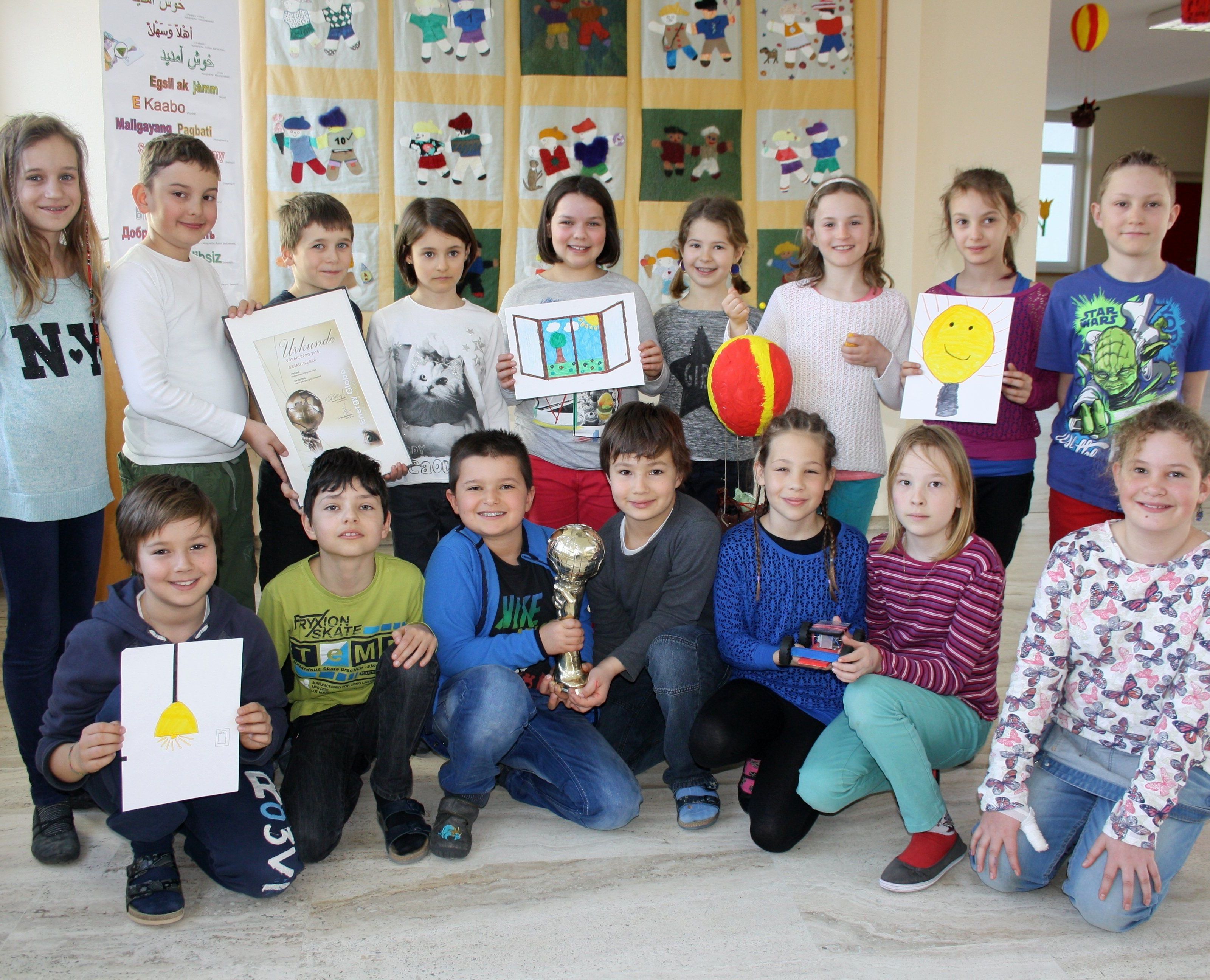 Die Energiedetektive der Volksschule Lochau präsentieren stolz den „Energy Globe Vorarlberg 2015“ samt Urkunde als schöne Auszeichnung für das Schulprojekt der Klima- und Energie-Modellregion Leiblachtal. Die Energiedetektive der Volksschule Lochau präsentieren stolz den „Energy Globe Vorarlberg 2015“ samt Urkunde als schöne Auszeichnung für das Schulprojekt der Klima- und Energie-Modellregion Leiblachtal.
