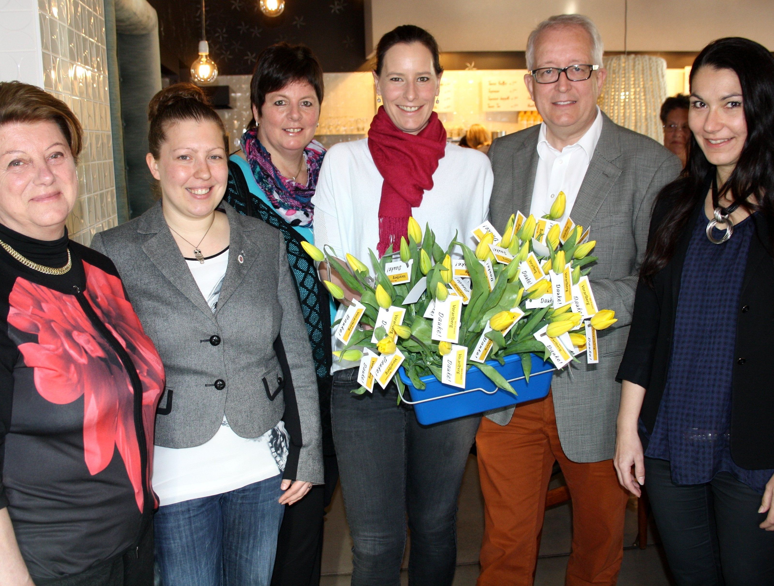 Christl Gerhalter, Vera Fechtig, Petra Rührnschopf, die Obfrau der ÖVP-Frauenbewegung Petra Böck und Nicole Schedler von den „Lochauer Frauen“ mit Bürgermeister Michael Simma. Christl Gerhalter, Vera Fechtig, Petra Rührnschopf, die Obfrau der ÖVP-Frauenbewegung Petra Böck und Nicole Schedler von den „Lochauer Frauen“ mit Bürgermeister Michael Simma.