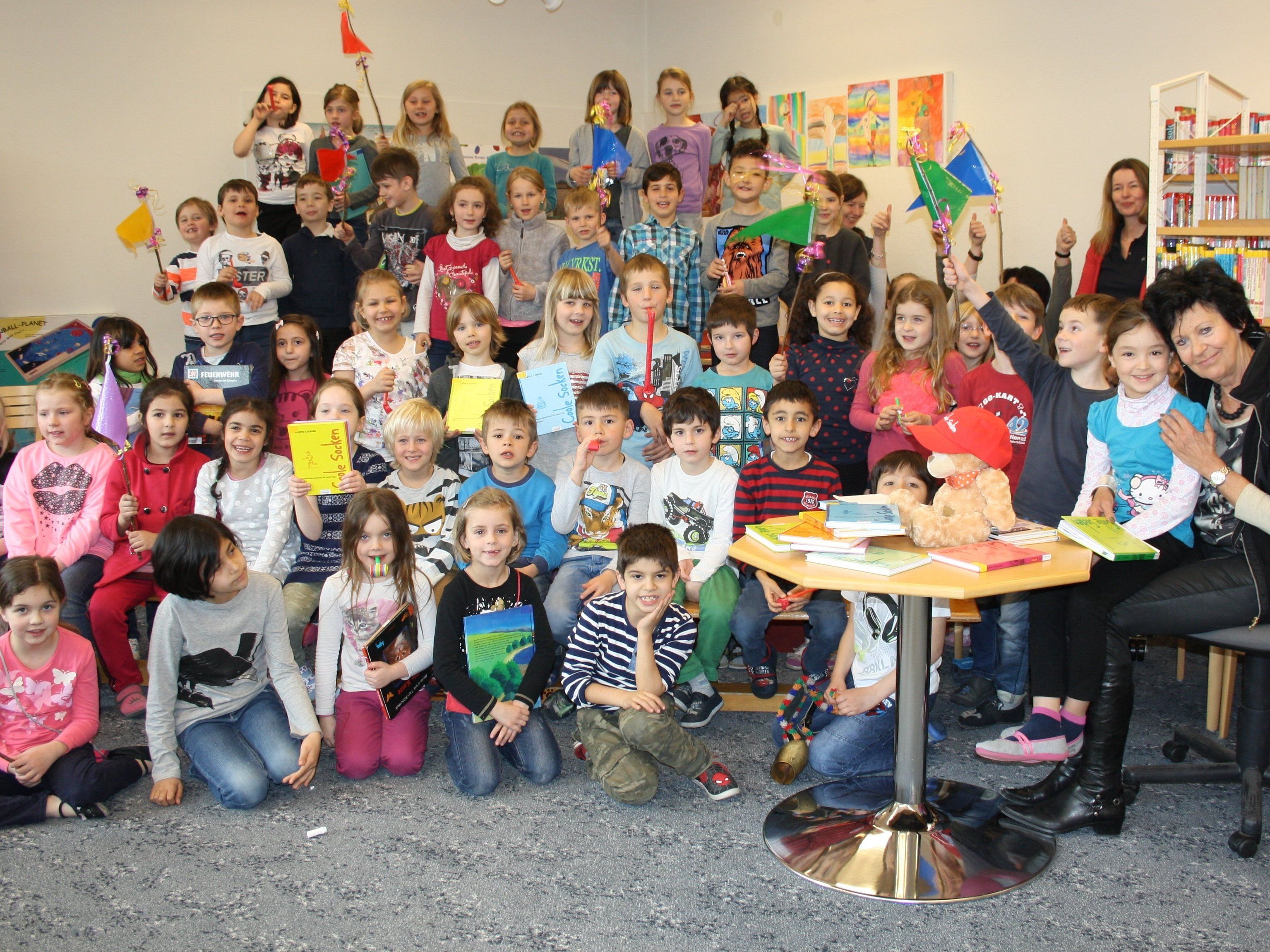 Die Abenteuer der „Coolen Socken“ begeisterten Kinder und Lehrpersonen bei der spannenden Lesung mit der Kinderbuchautorin Brigitte Lebioda. Die Abenteuer der „Coolen Socken“ begeisterten Kinder und Lehrpersonen bei der spannenden Lesung mit der Kinderbuchautorin Brigitte Lebioda.