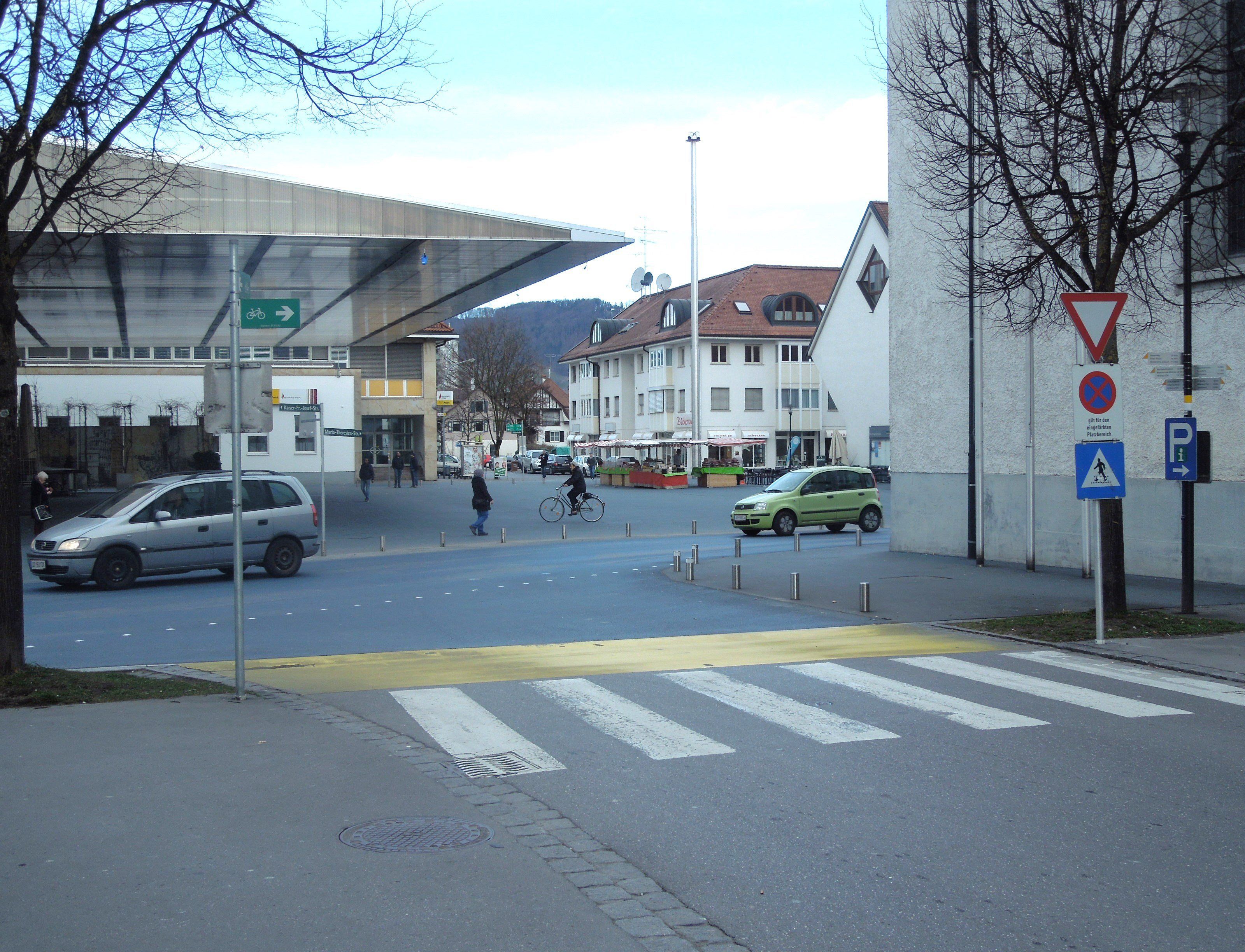 Der Vorschlag für einen Verkehrsspiegel wurde von der SIcherheitswache abgelehnt. Man befürchtet eher eine Gefahrenerhöhung für Fußgänger. Der Vorschlag für einen Verkehrsspiegel wurde von der SIcherheitswache abgelehnt. Man befürchtet eher eine Gefahrenerhöhung für Fußgänger.