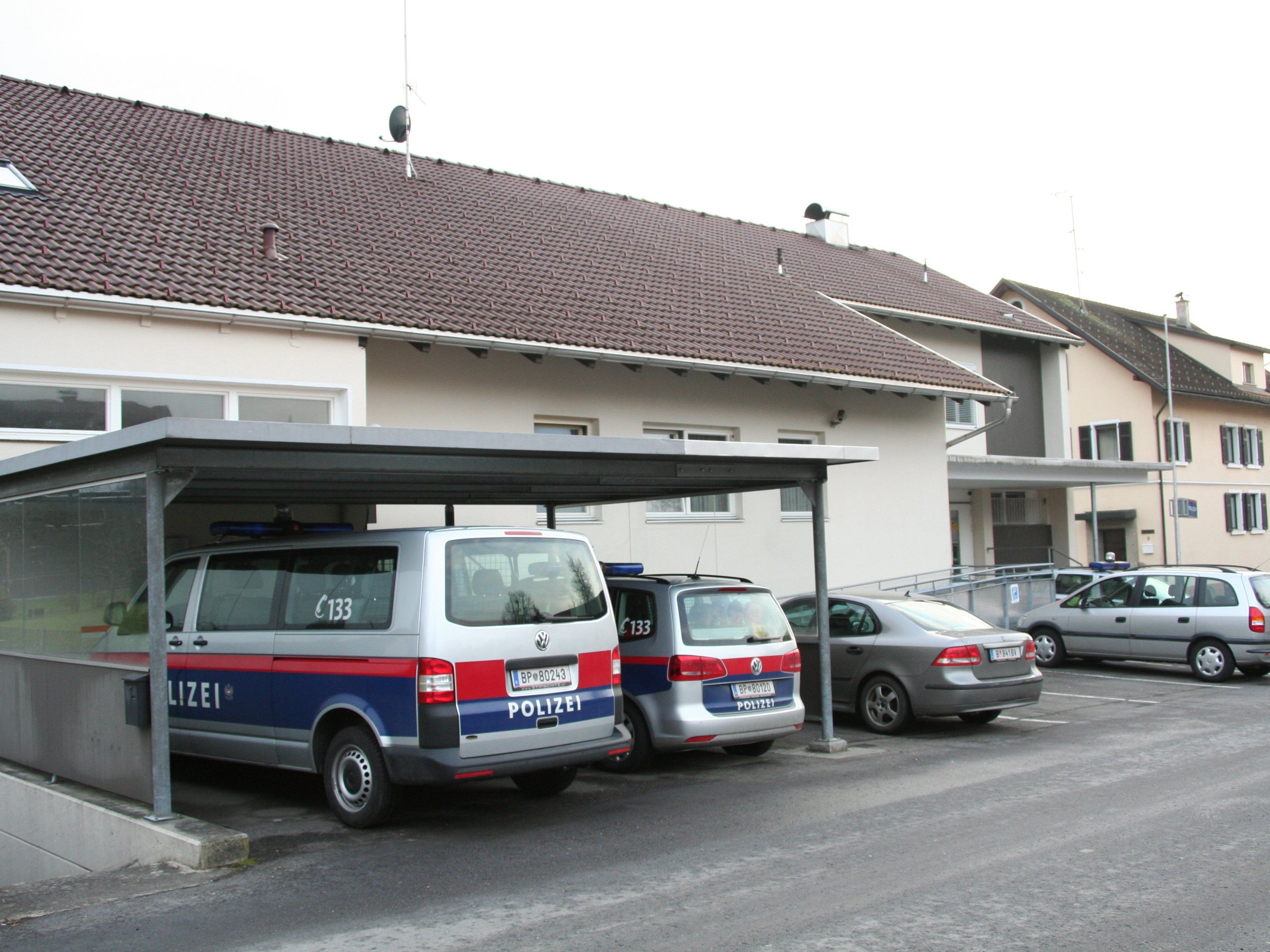 Tatort Polizeiinspektion Wolfurt: 33-Jähriger soll Akt und Uniform gestohlen haben. Tatort Polizeiinspektion Wolfurt: 33-Jähriger soll Akt und Uniform gestohlen haben.