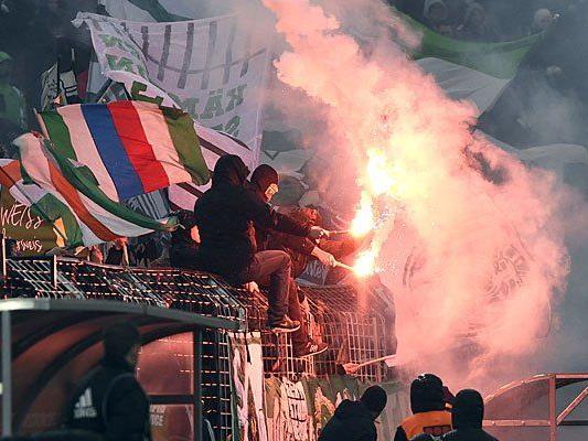 Rapid-Fans feuern in Wien ihre Mannschaft an - am Mittwoch gibt es jedoch Einschränkungen