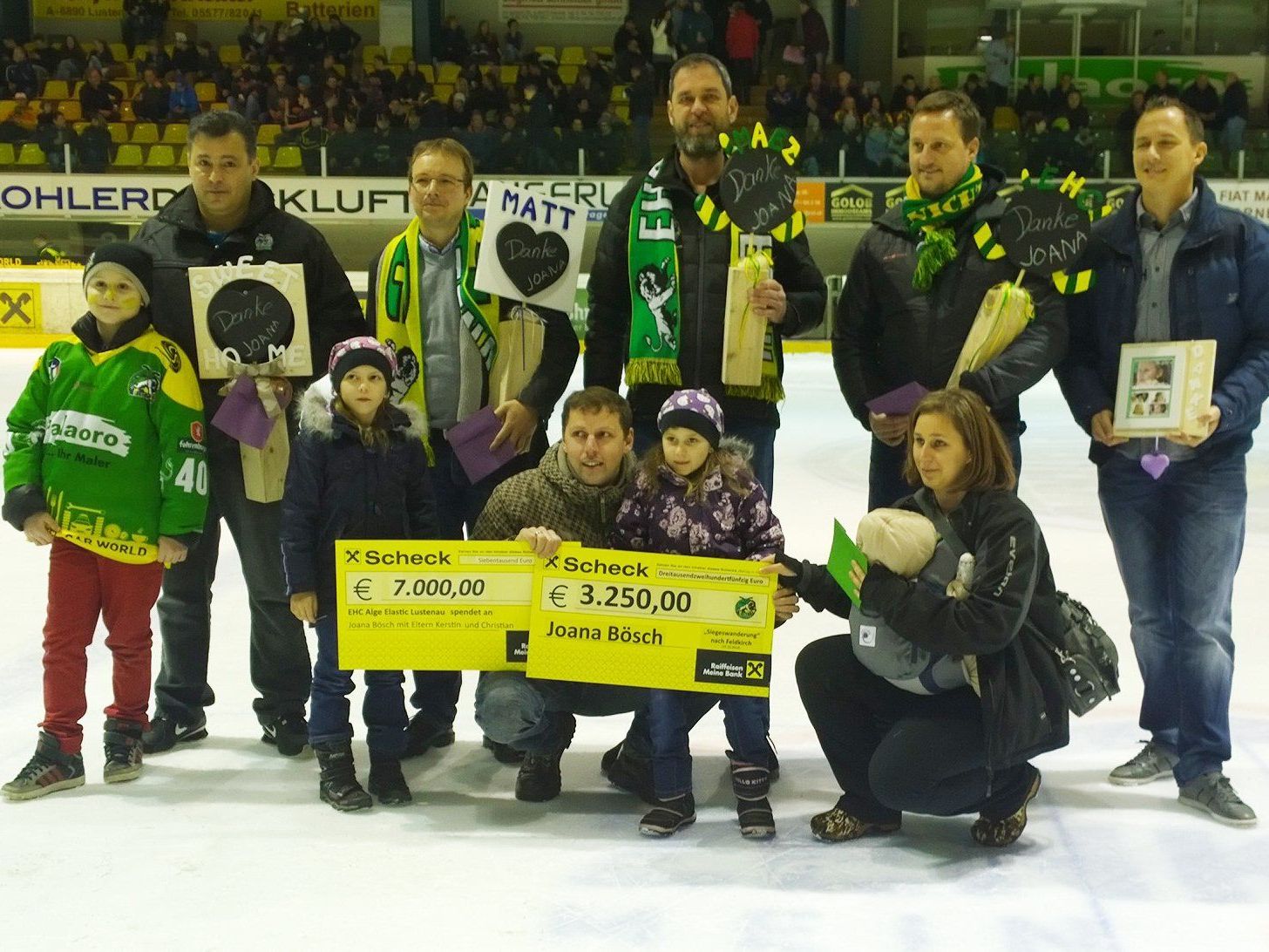 Der EHC Lustenau übergab den hohen Scheck. Der EHC Lustenau übergab den hohen Scheck.