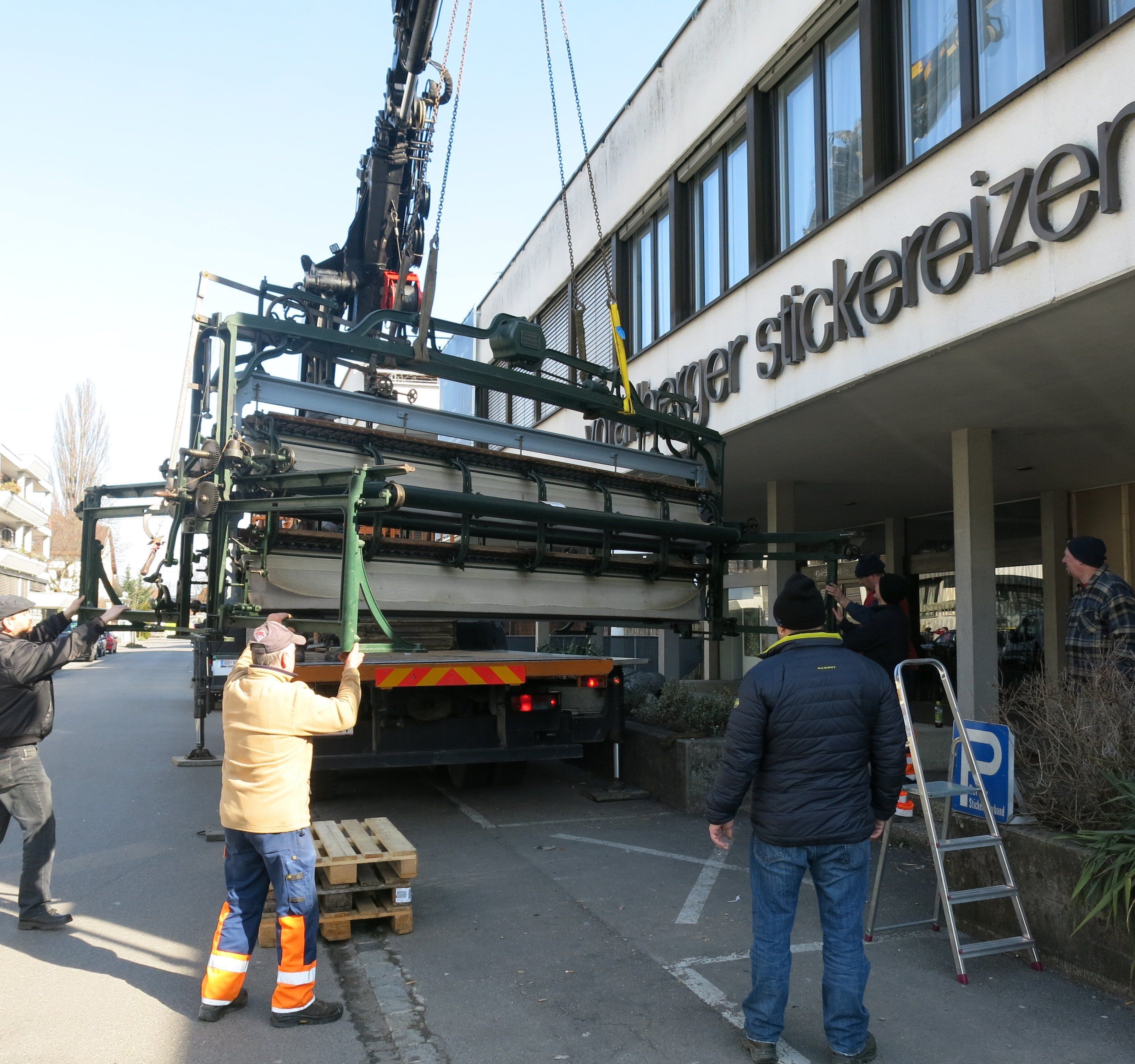 Der Abtransport der Handstickmaschine war sehr aufwändig. Der Abtransport der Handstickmaschine war sehr aufwändig.