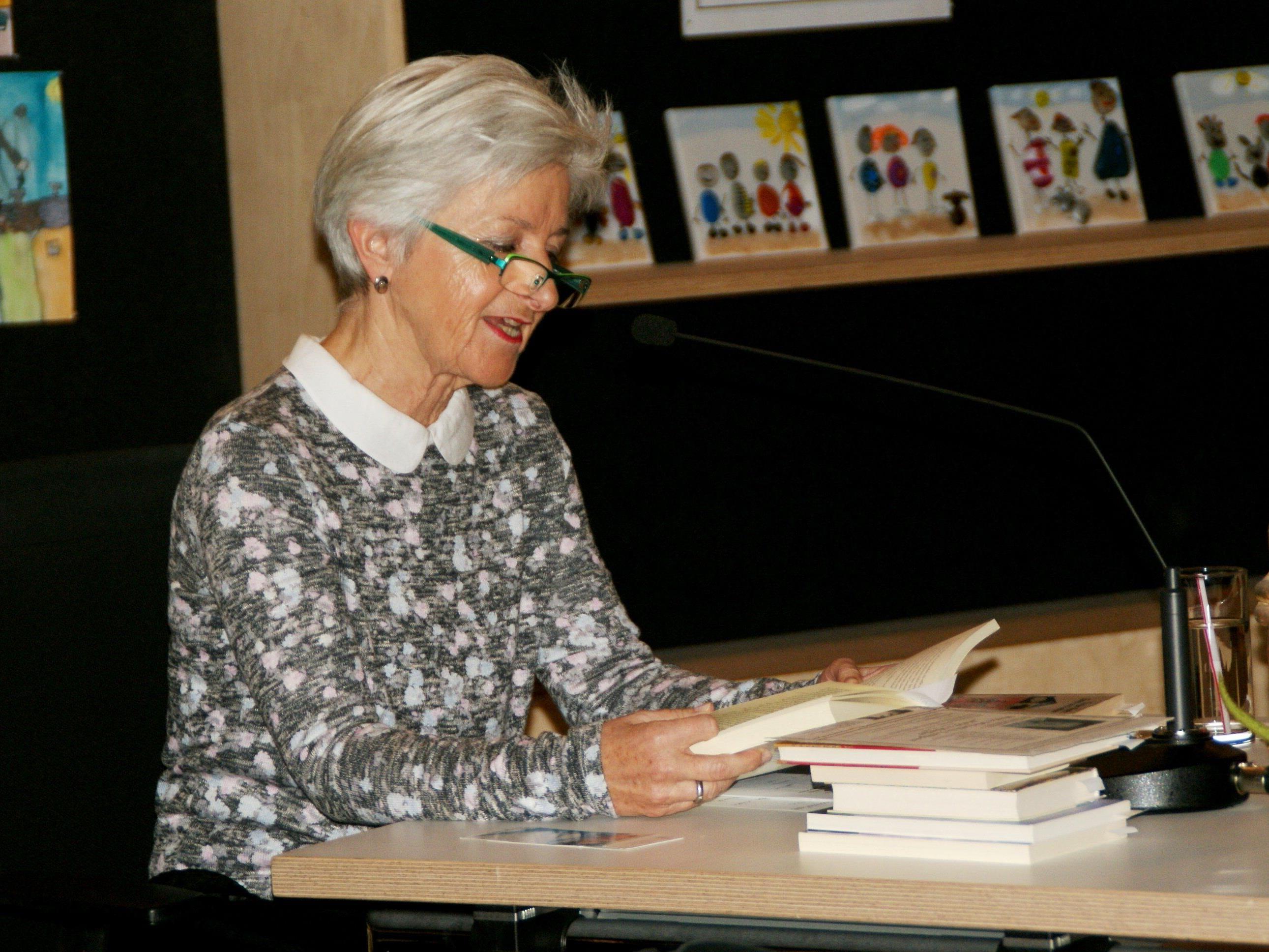 Bernarda Gisinger las Geschichten zum Lächeln und Weinen