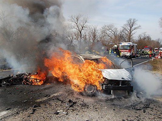 Das Motorrad und der Pkw gingen in Flammen auf Das Motorrad und der Pkw gingen in Flammen auf