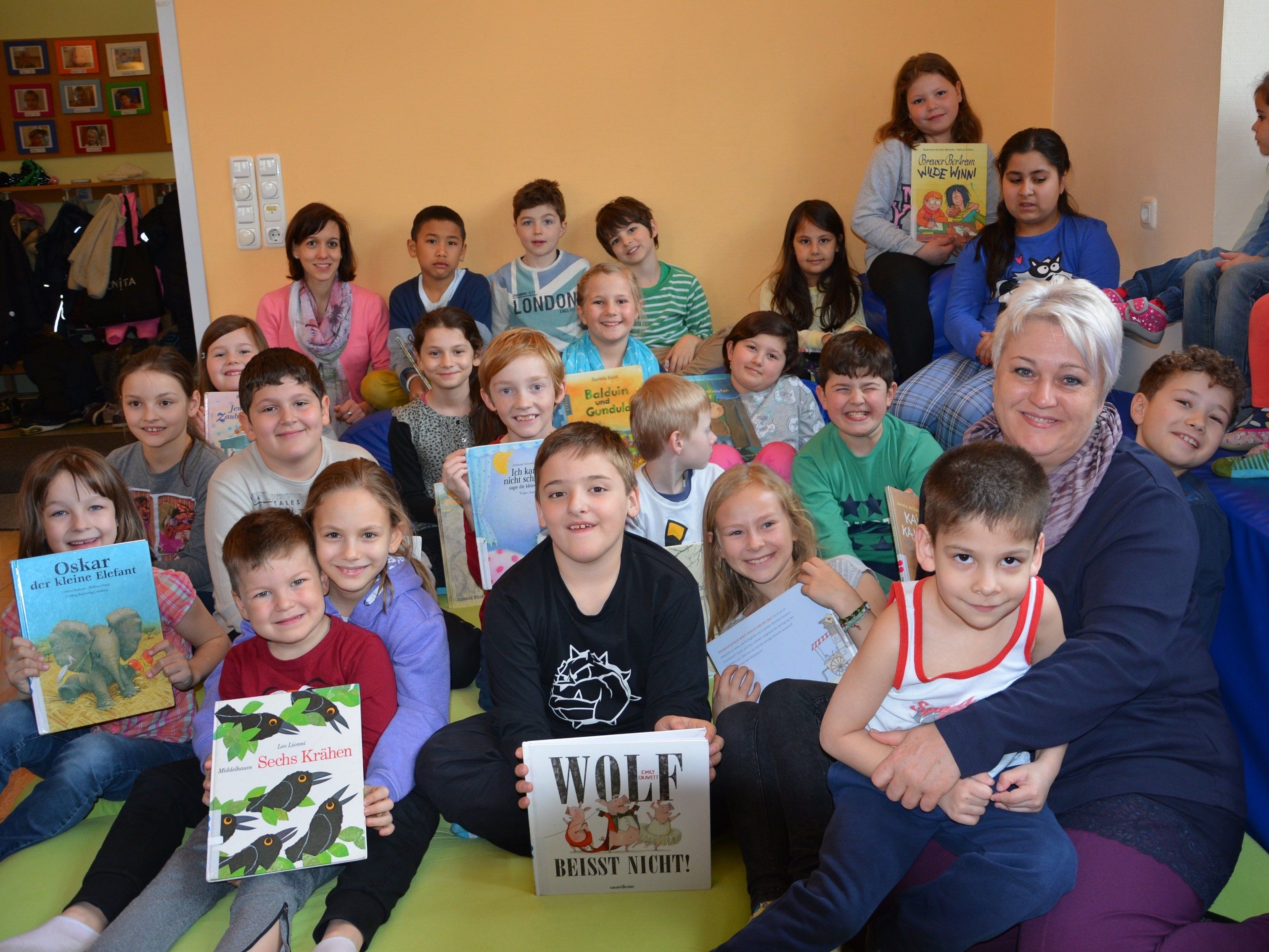 Die Drittklässler machten mit ihrer Lehrerin Anke Weiß-Knünz einen Besuch in der Spielgruppe „Regenbogen“. Die Drittklässler machten mit ihrer Lehrerin Anke Weiß-Knünz einen Besuch in der Spielgruppe „Regenbogen“.