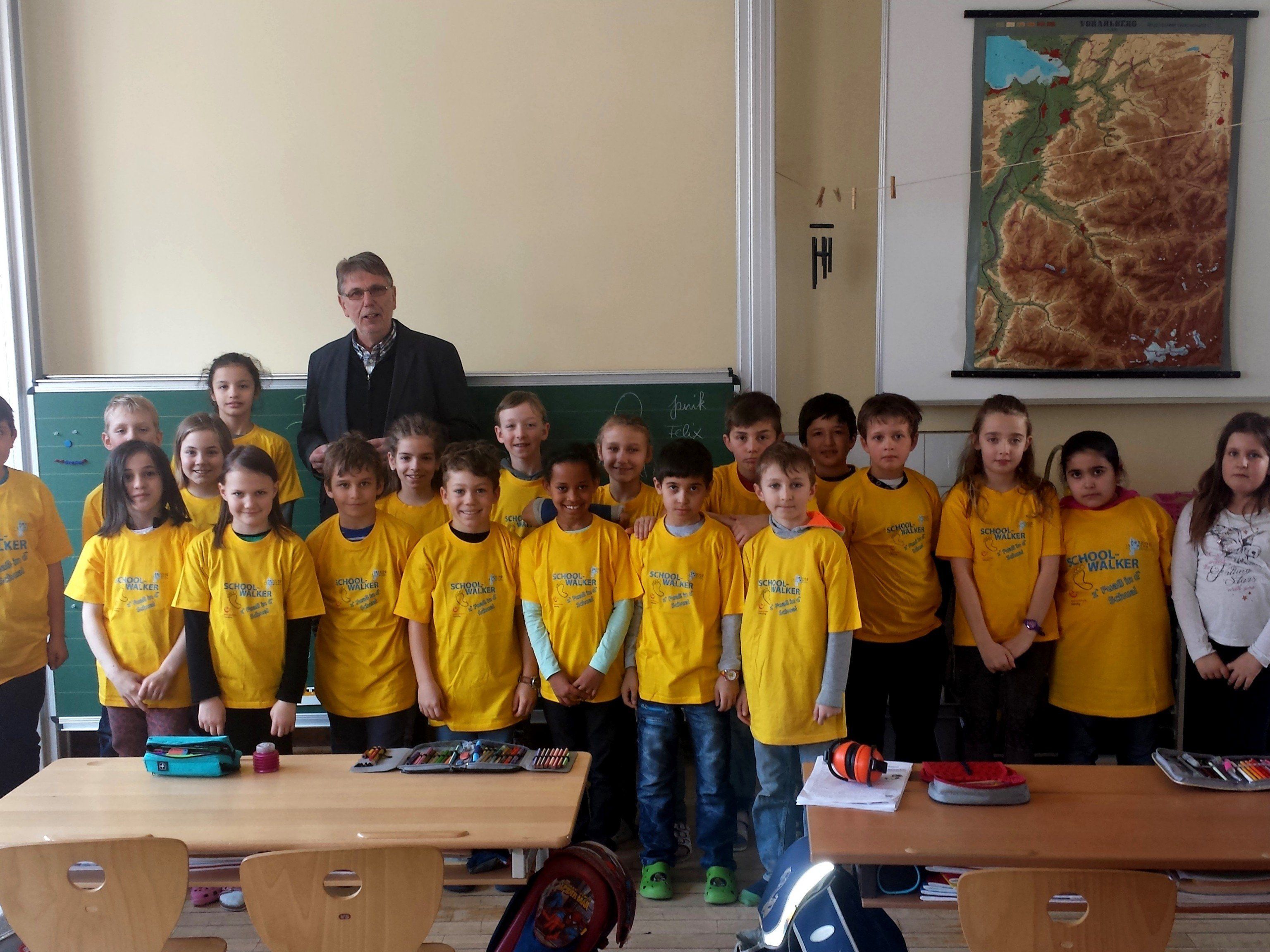 Die T-Shirts sollen den „Schoolwalkern“ auch künftig in Erinnerung rufen, dass sie den Schulweg lieber zu Fuß gehen. Die T-Shirts sollen den „Schoolwalkern“ auch künftig in Erinnerung rufen, dass sie den Schulweg lieber zu Fuß gehen.
